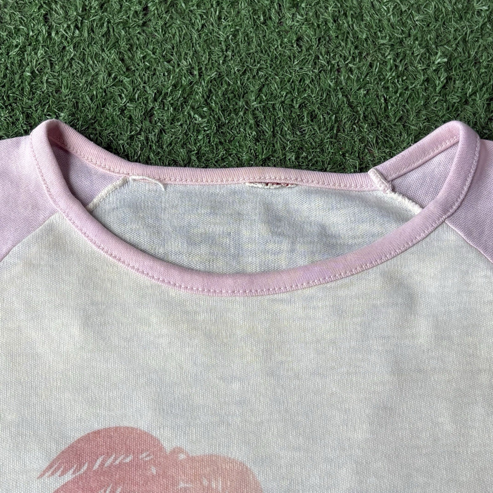 Sz M- Vintage 1975 Roach sunset beach scene raglan shirt women’s white/pink USA!