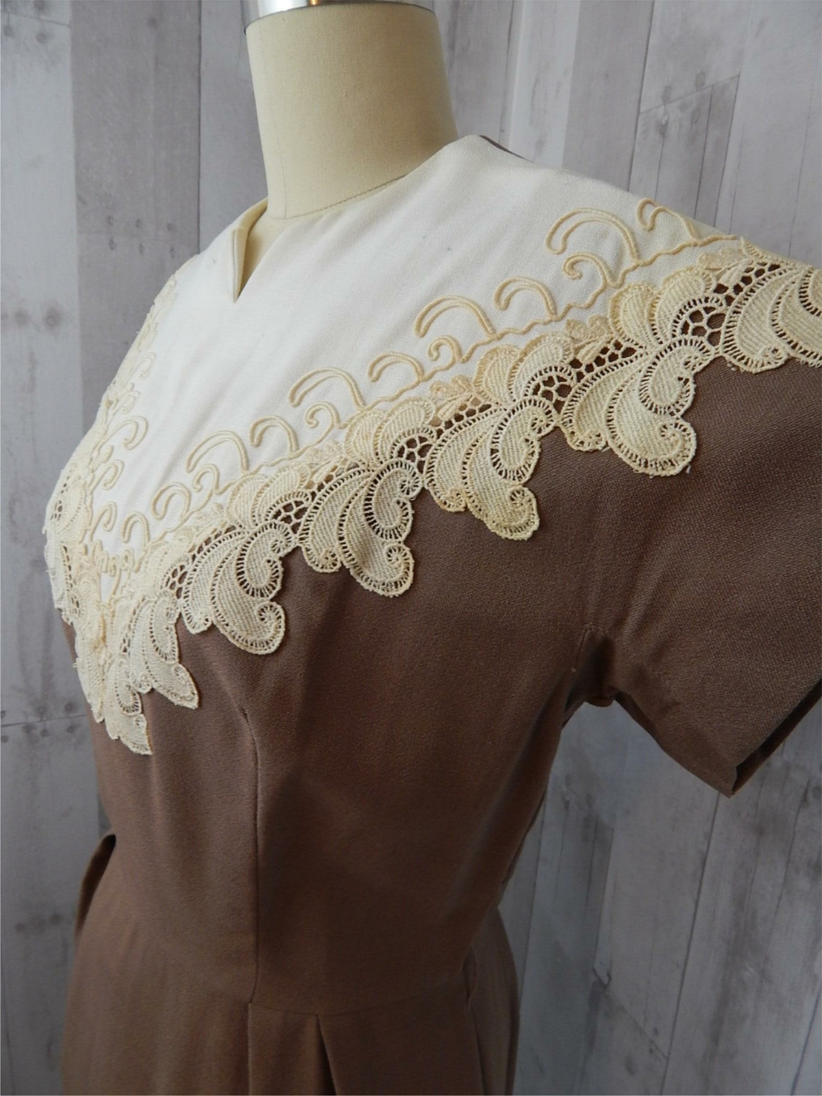 Vintage 1950s DRESS Wool Taupe Sheath Ivory Lace Applique Pinup”I love Lucy” M