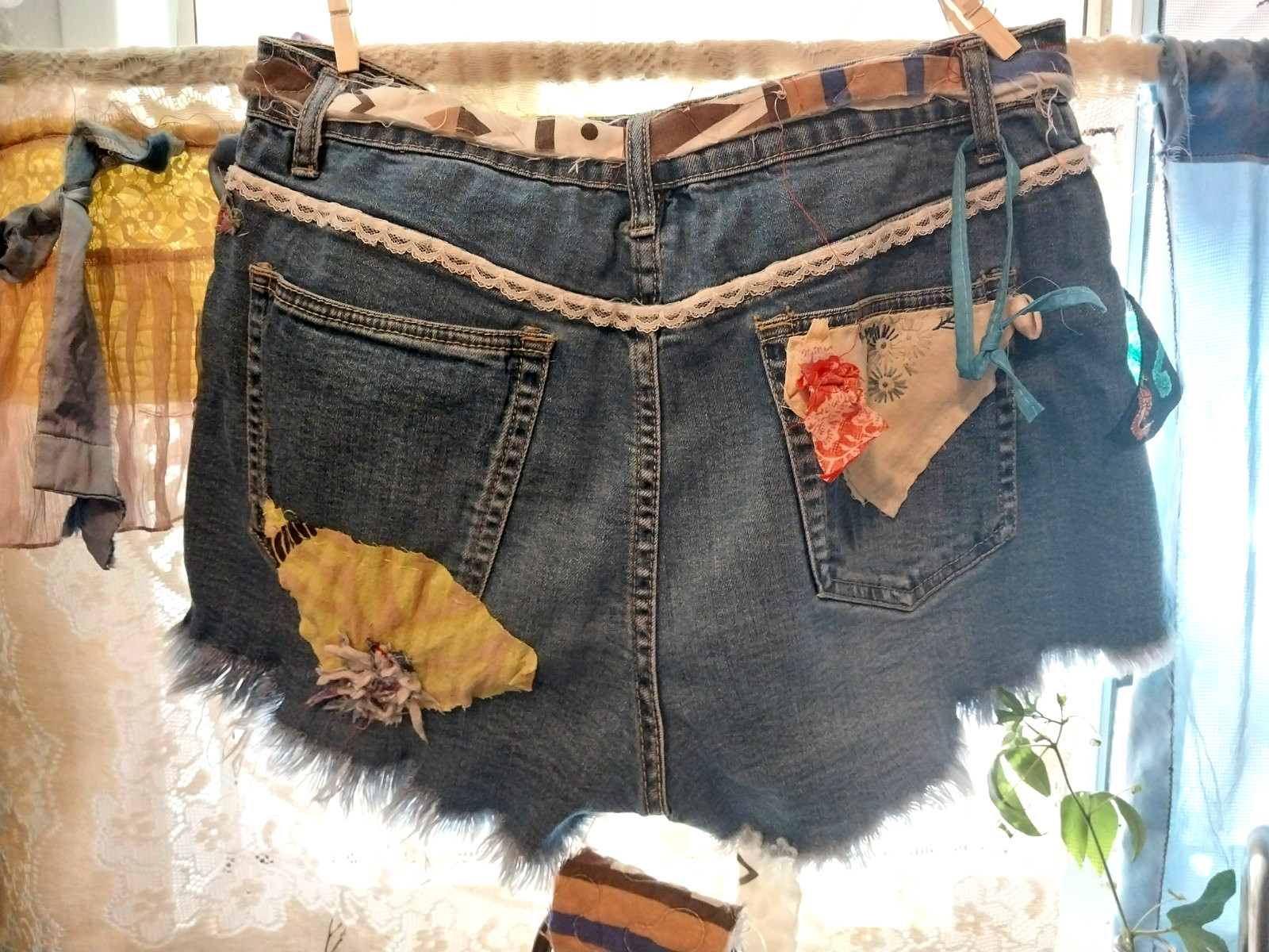 VTG DISTRESSED 812 REDLINE GYPSY EMBRD CROCHET CARE BEAR DENIM HIPPY SHORTS L
