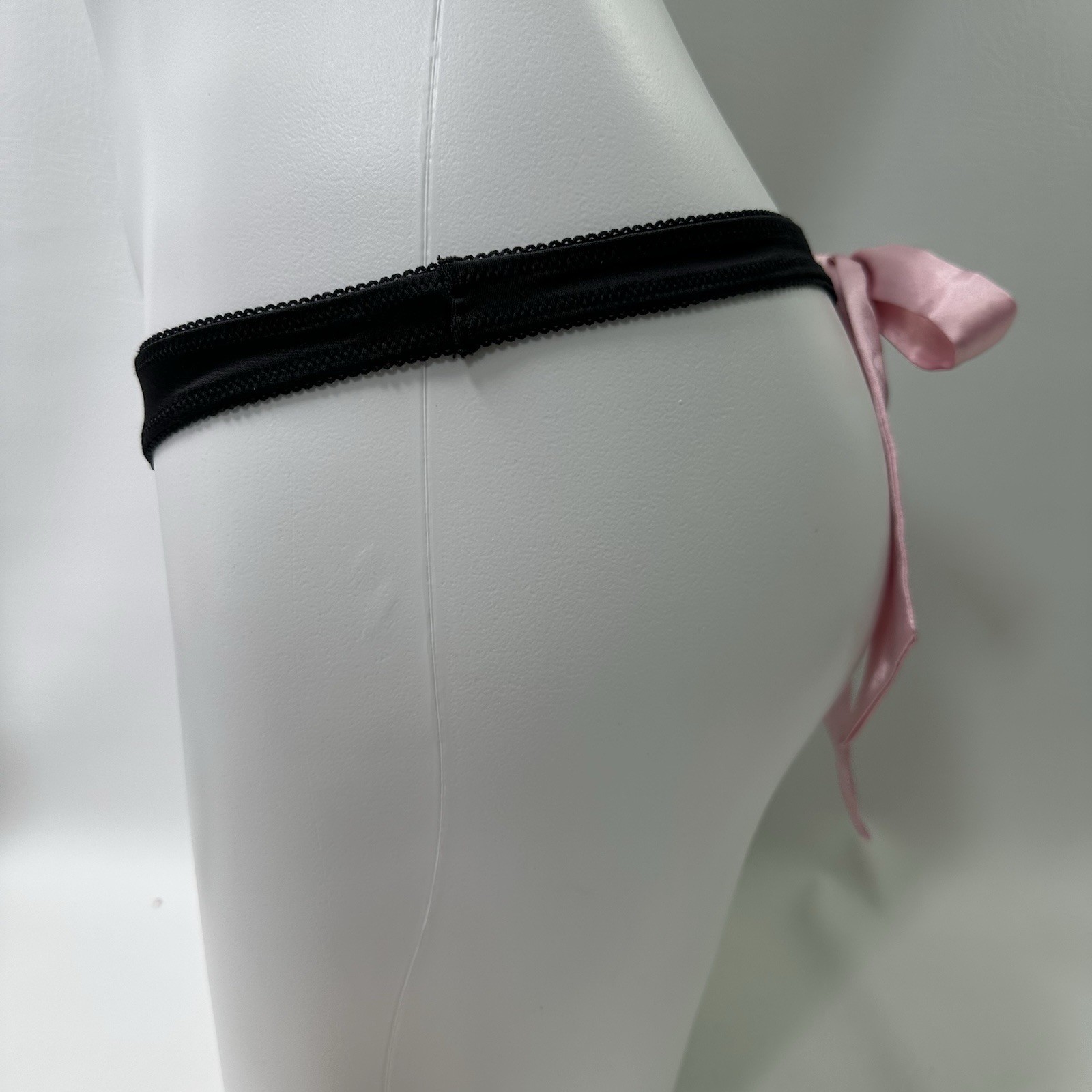 Vintage Y2K VICTORIA’S SECRET Thong Panties Size M/L RIBBON Pink Black NWT 2004