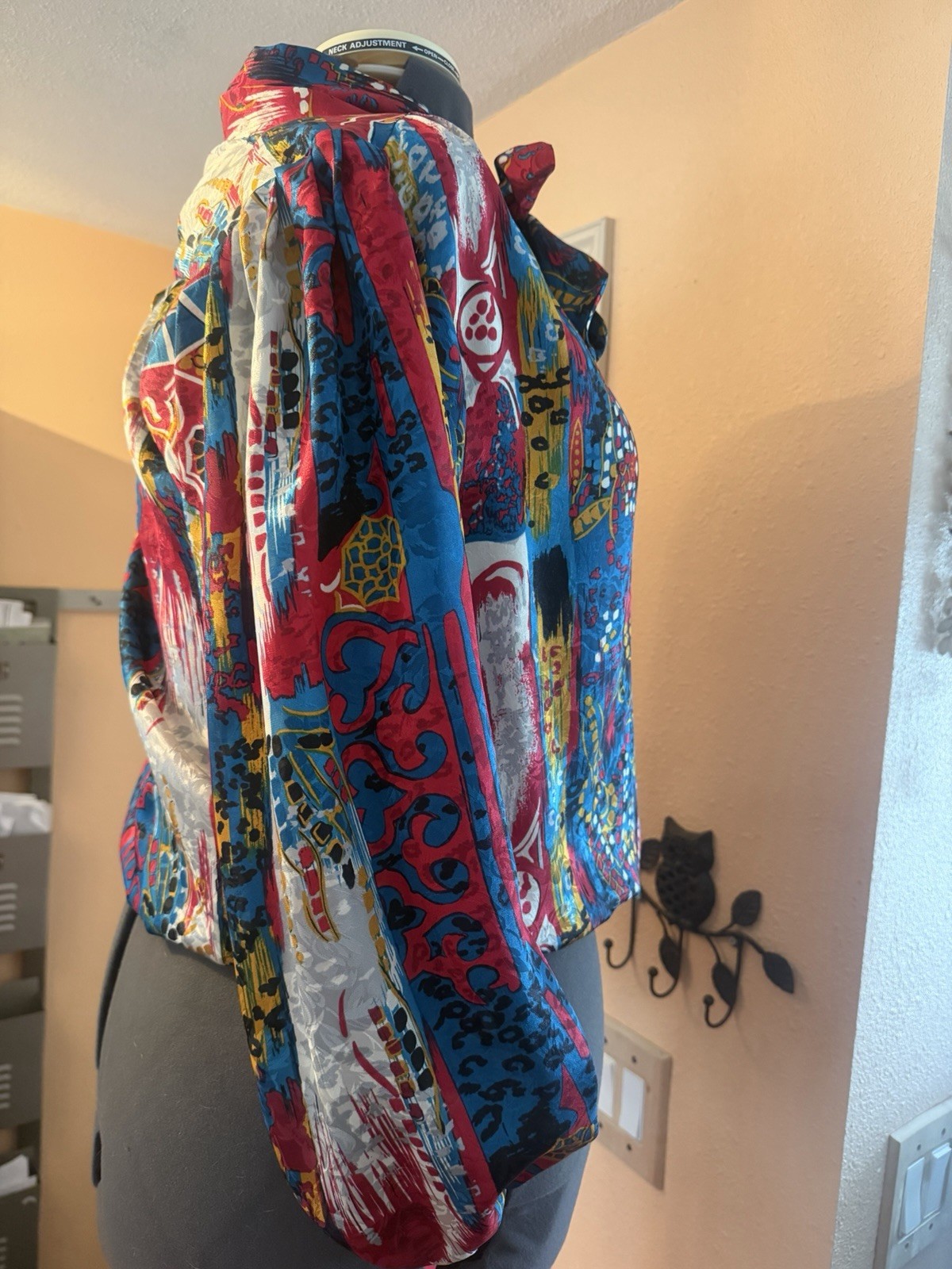 This Beautiful Da-Rue Vintage 80s Blouse Multi Colored Size 12/14 bow at neck