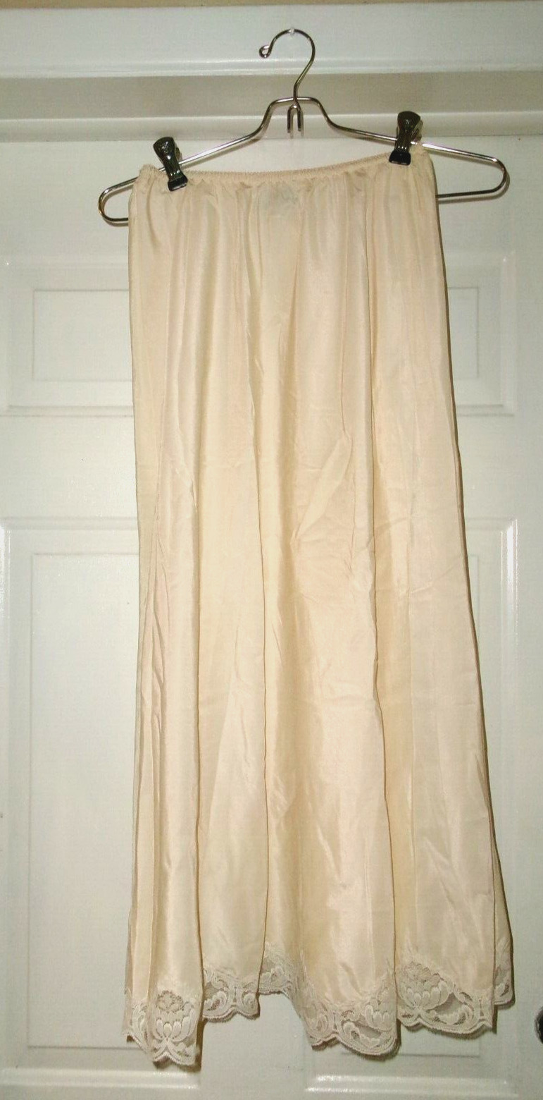 Vintage Corhan Noumair Crepe Half Slip, Lace Hem Size Medium Trade Union Label