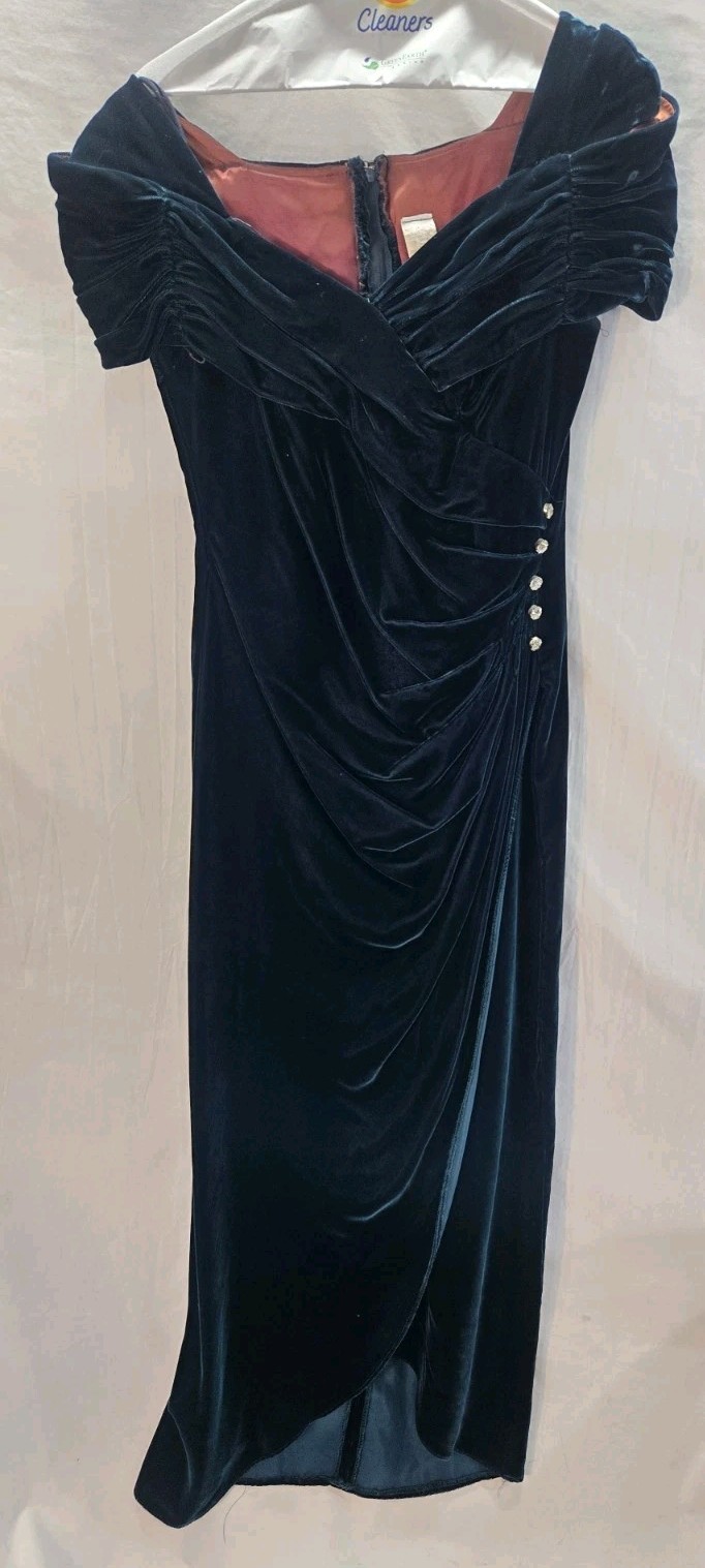 Vintage BARI-JAY Women’s 5-6 Green Off Shoulder Velvet Fit & Flare Dress