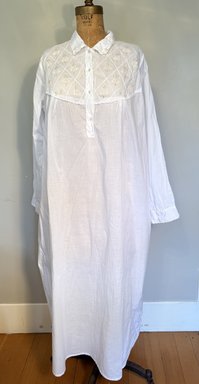 Vintage Women’s European Cotton Long Embroidered Floral White Nightgown M-L