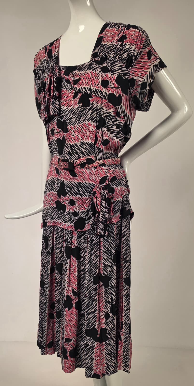 BEAUTIFUL VINTAGE 1940’S PINK + BLACK PRINT RAYON DRESS W STRIPE + LEAF PATTERN