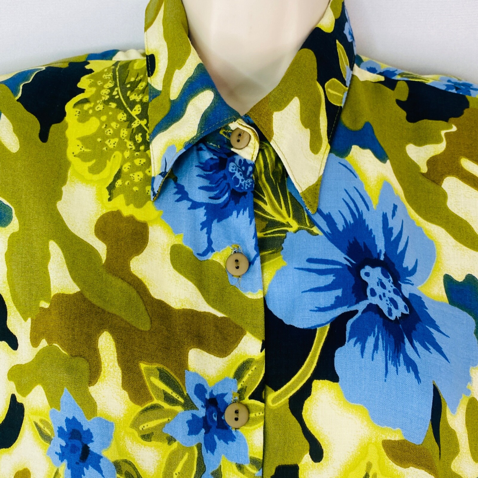 Vintage 1990s tropical print blouse, green camo blue floral rayon short sleeve M