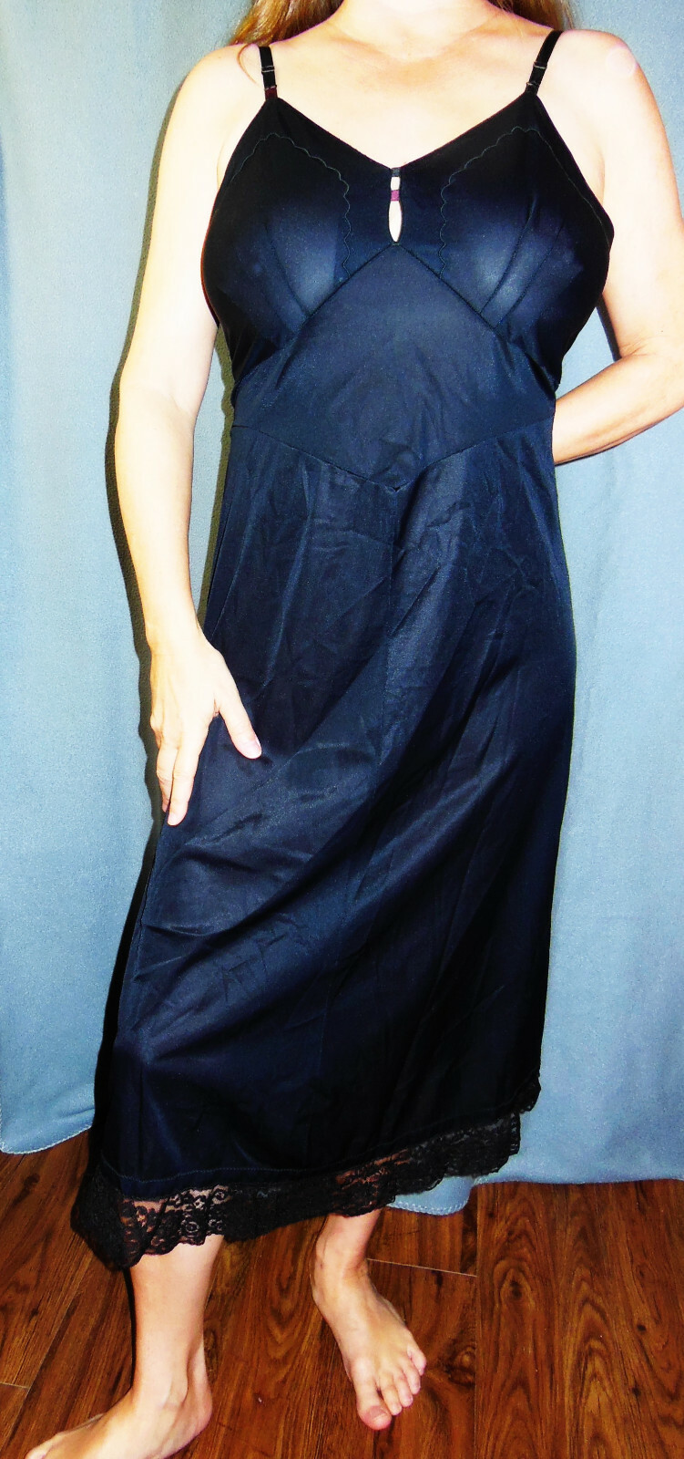 GOOD FIND!!! FIESTA VINTAGE BLACK LACE HEM WITH KEYHOLE BUST FULL SLIP 40 VGVC