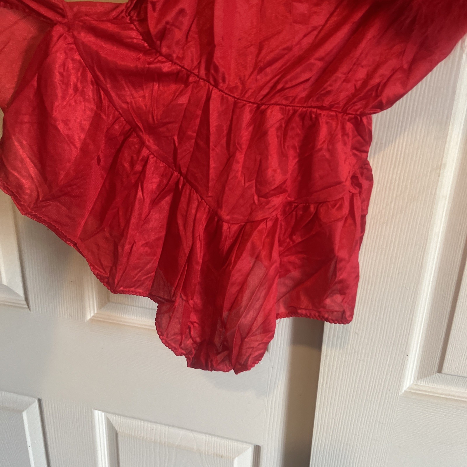 Woman’s FeatherBed NYRed Nightie Nylon Removable feather Side split Vtg Sz Sm