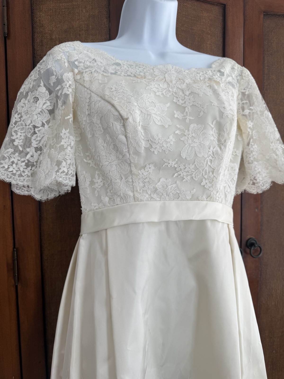 VTG 50s Wedding Dress Cream Lace Bodice Short Sleeve 28” Waist Bow Button Back