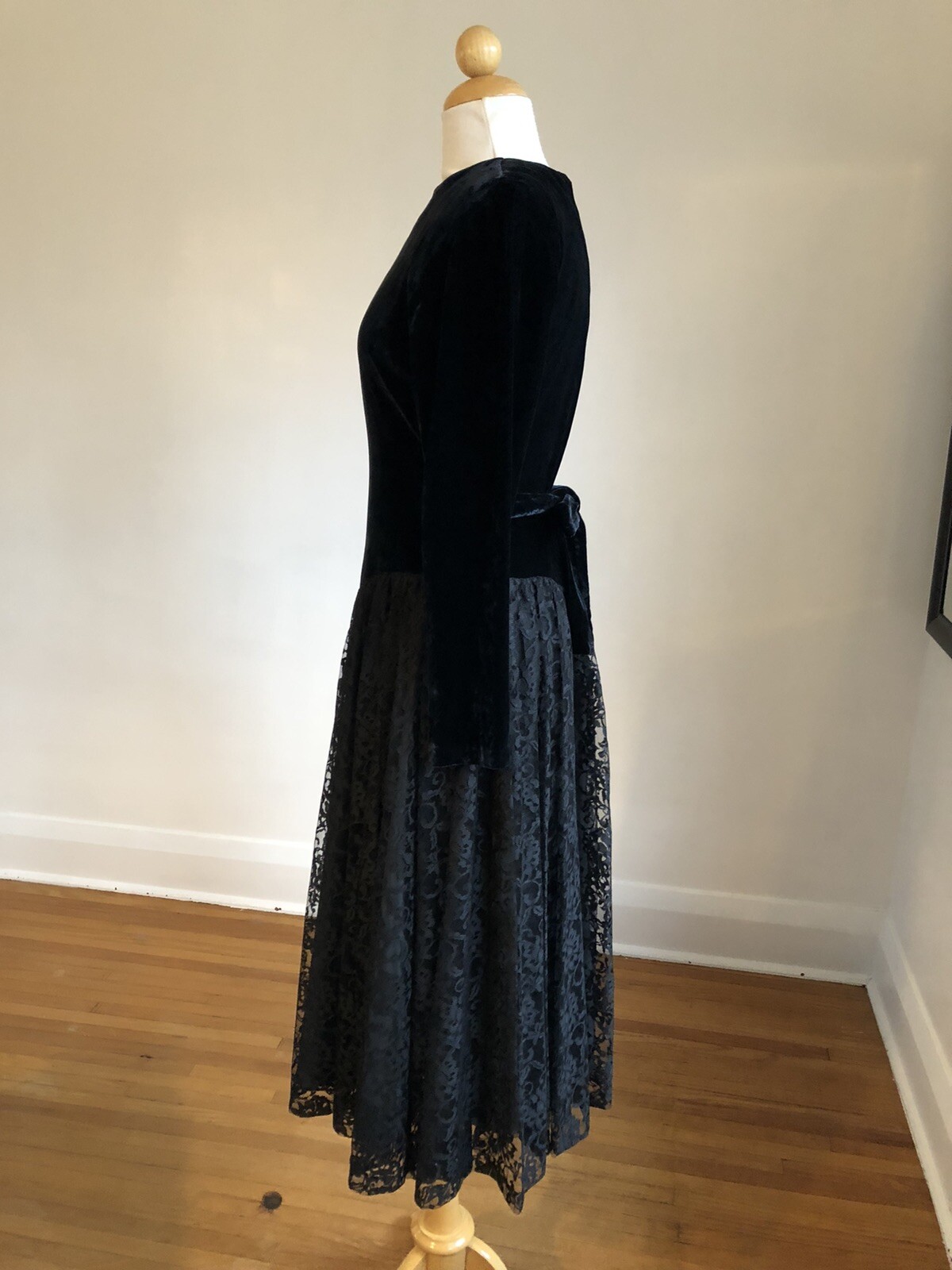 STUNNING VTG JACKIE BERNARD For EKLEKTIC Black Velvet & Lace Dress SZ 4