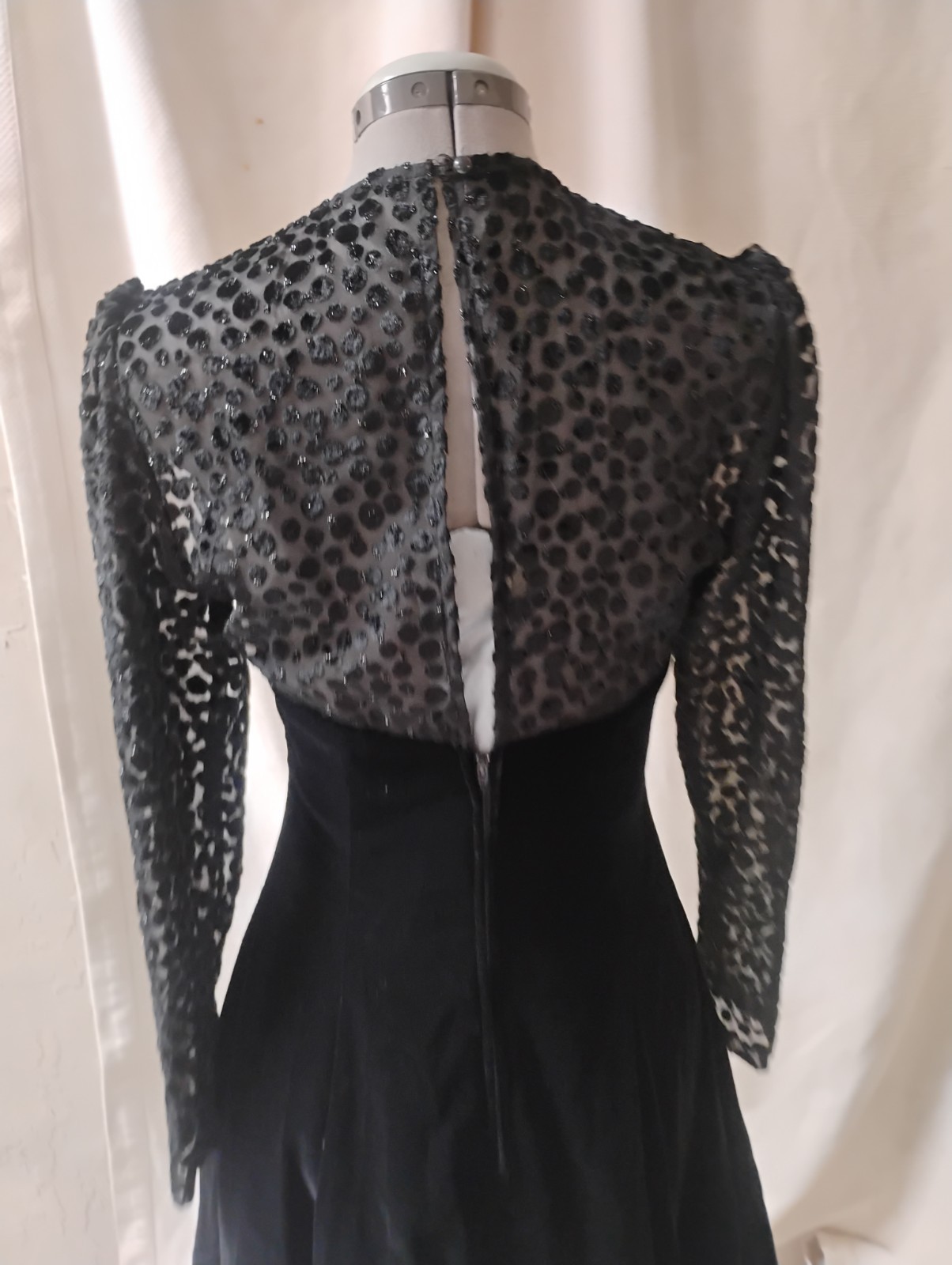 Niki Originals sz 6 Black Velvet Fit & Flair Dress Illusion Neck & Sleeve