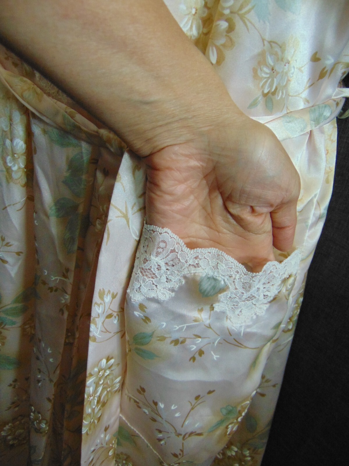 Christian Dior ice pink satin lace trim floral pattern wrap robe, size M