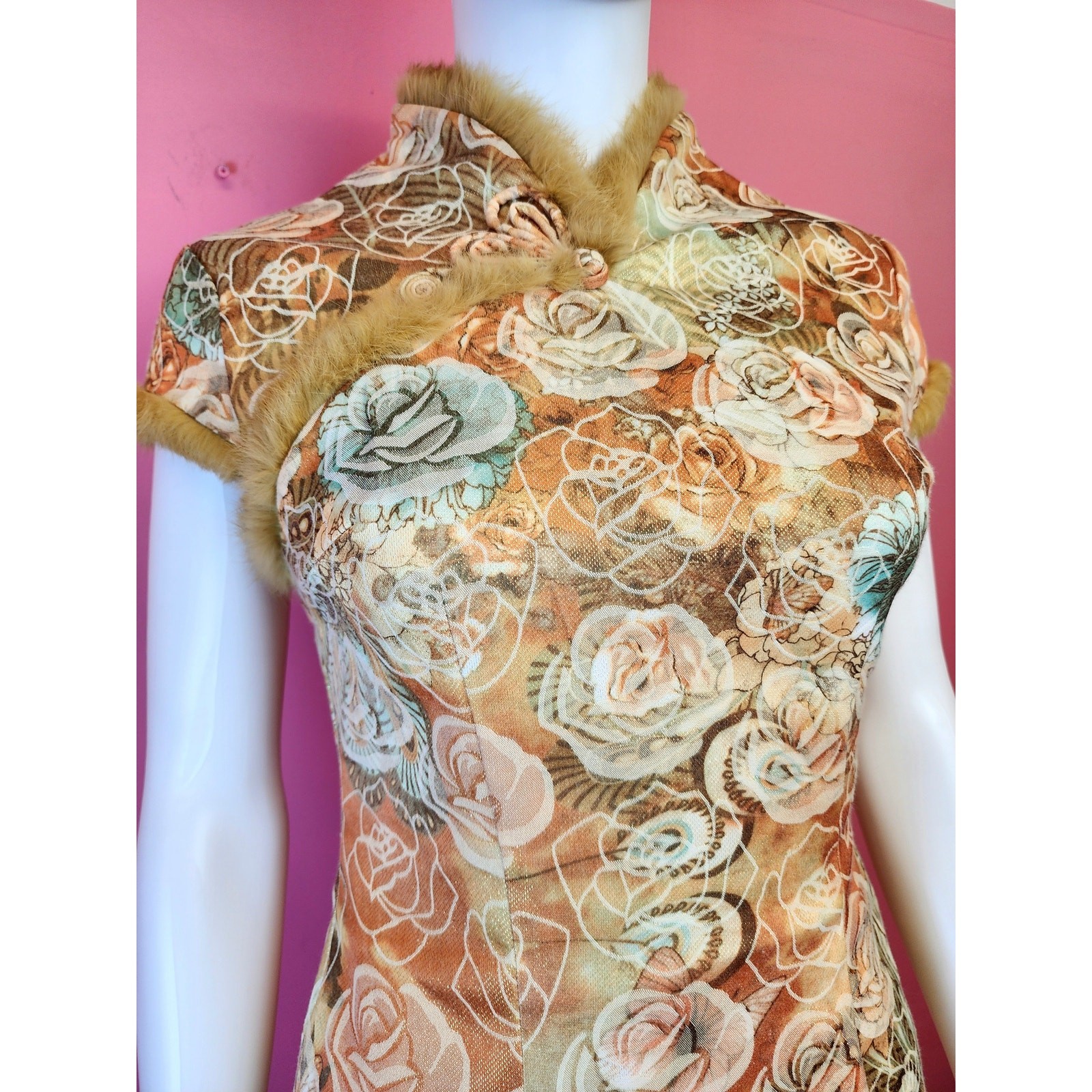 Small Medium Vintage 1990’s Gold & Cream Brocade Lurex Faux Fur Lined Cheongsam