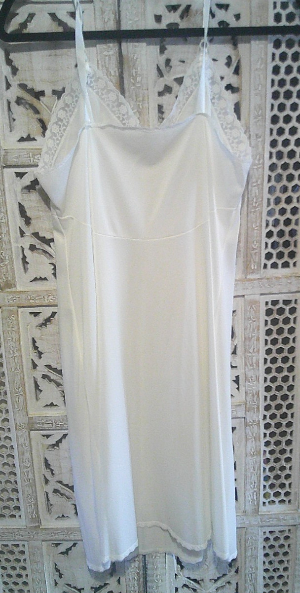 Sears The Doesn’t Slip Ivory Lace Trim Anti Cling Women 38 Reg Short Length