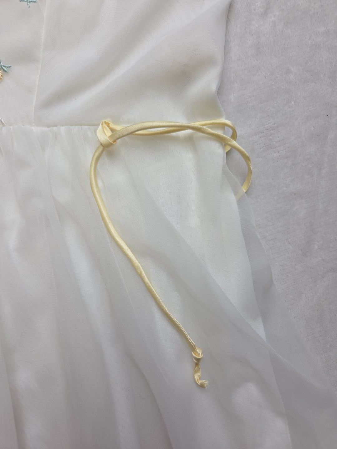 Vtg Miss Elaine White Embroidered Ruffle Partial Sweep Layered Chiffon Size M