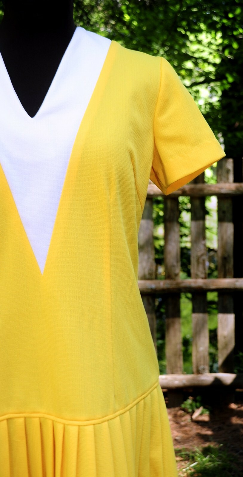 Vintage 60’s Bright Sun Yellow Pleated Poly Scooter Shift Dress MED „V” Neckline