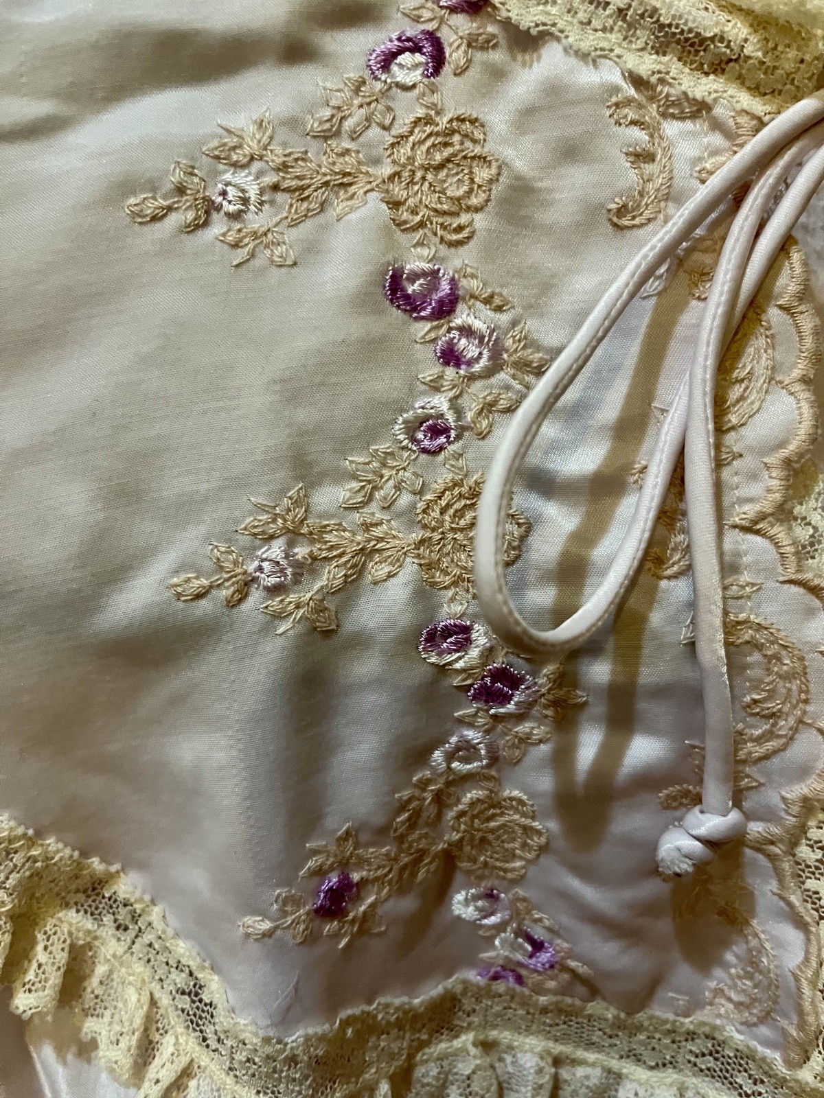Vintage Barbizon Floral,Lace Trim, Delicate Bows Nightgown Prairie Cottage Roses