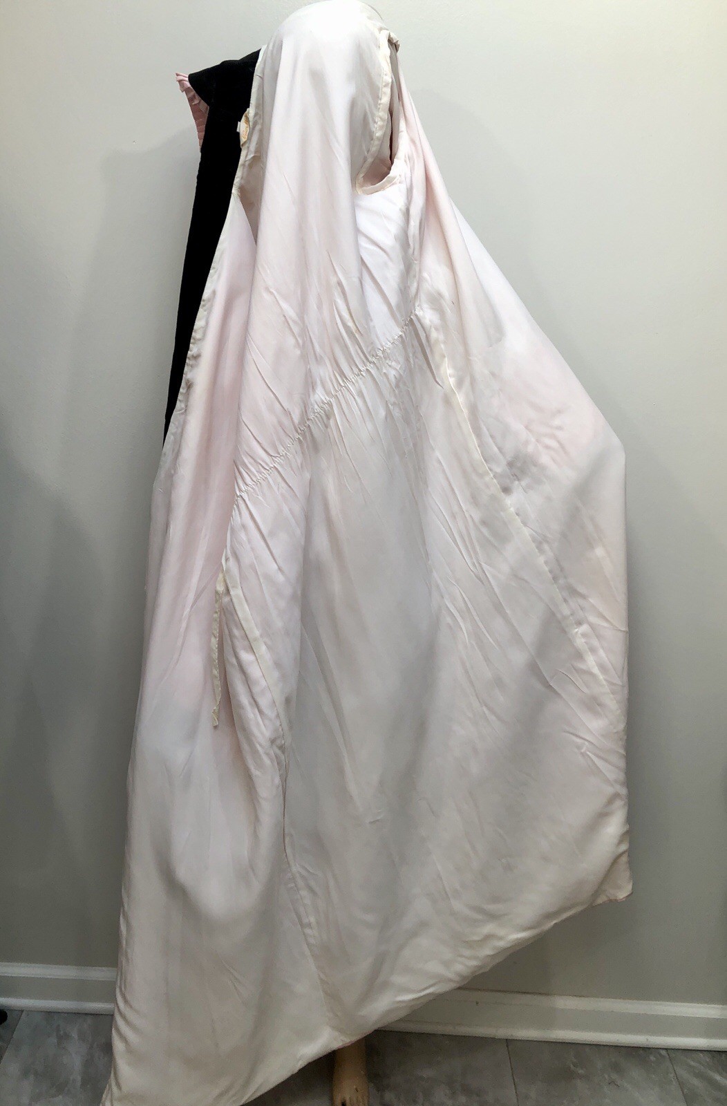 VTG 1940s 50s Cusp PINK RAYON Jacquard & VELVET Embroidered DRESSING GOWN Robe