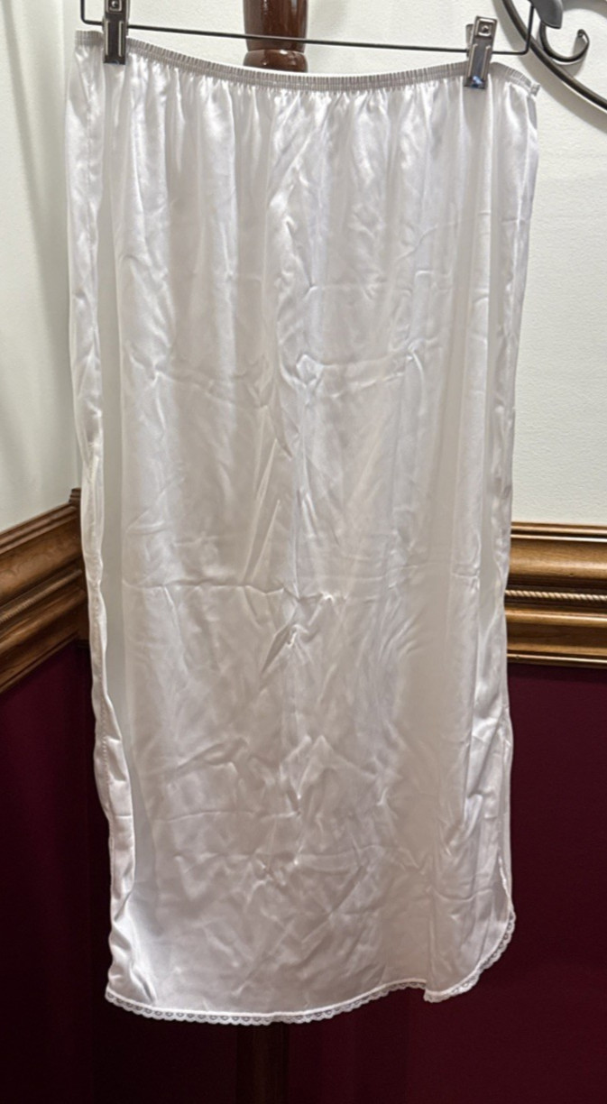 Vintage Vassarette Half Slip size XL 1980’s 100% Nylon White Lace 32x44in