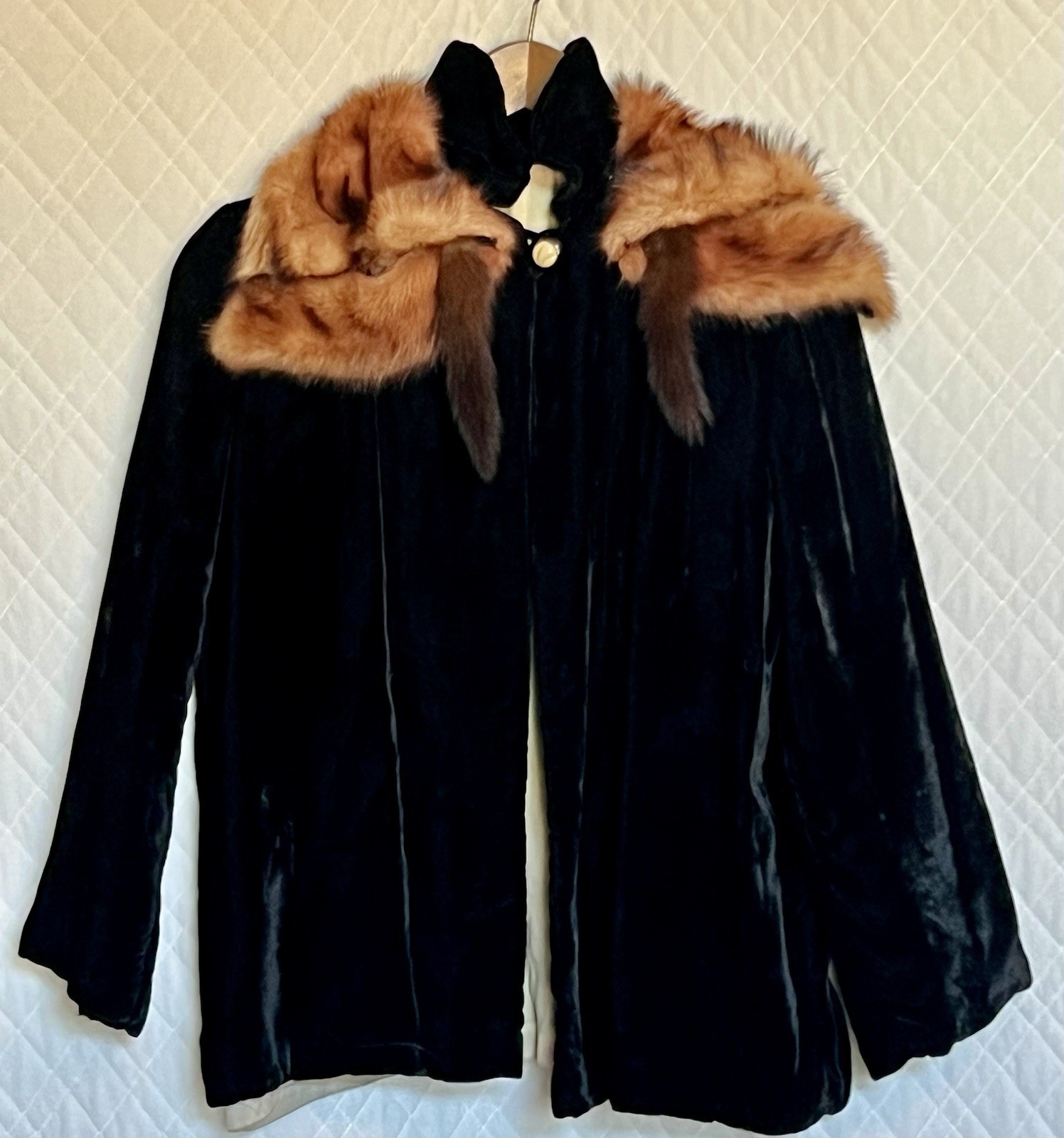 VICTORIAN Black velvet jacket with reddish~brown fox collar; very soft/cool!