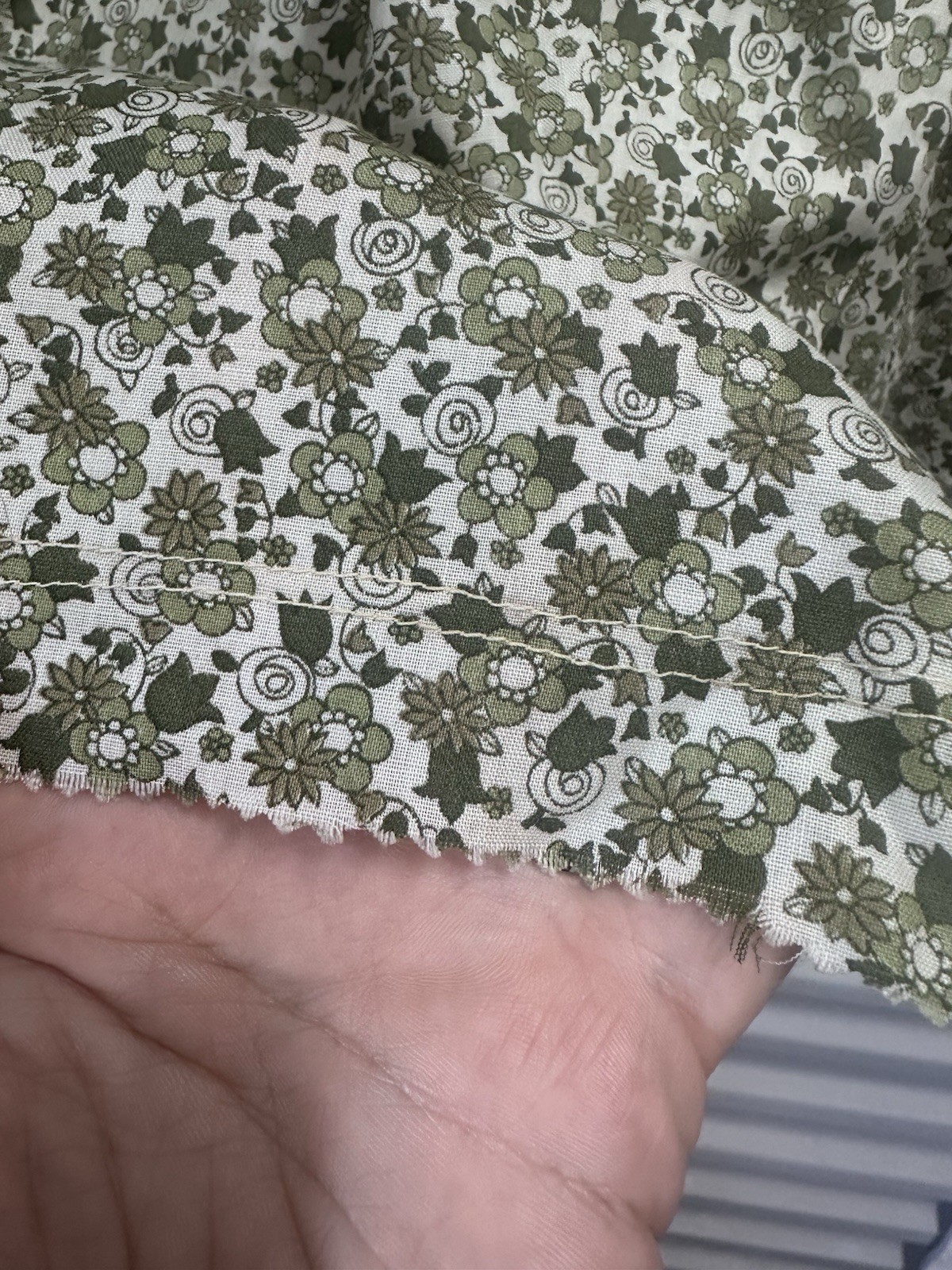 1960s Loop Collar Cotton Floral Green White Blouse Cuff Sleeve M/L Flawed