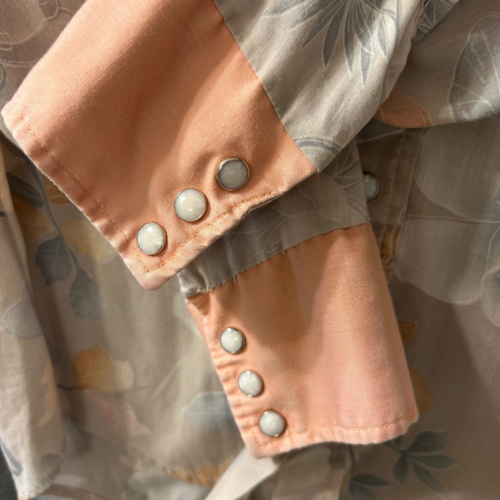 Vintage 70s Triple LLL Womens M Floral Western Pearl Snap Peach Grey Butterfly
