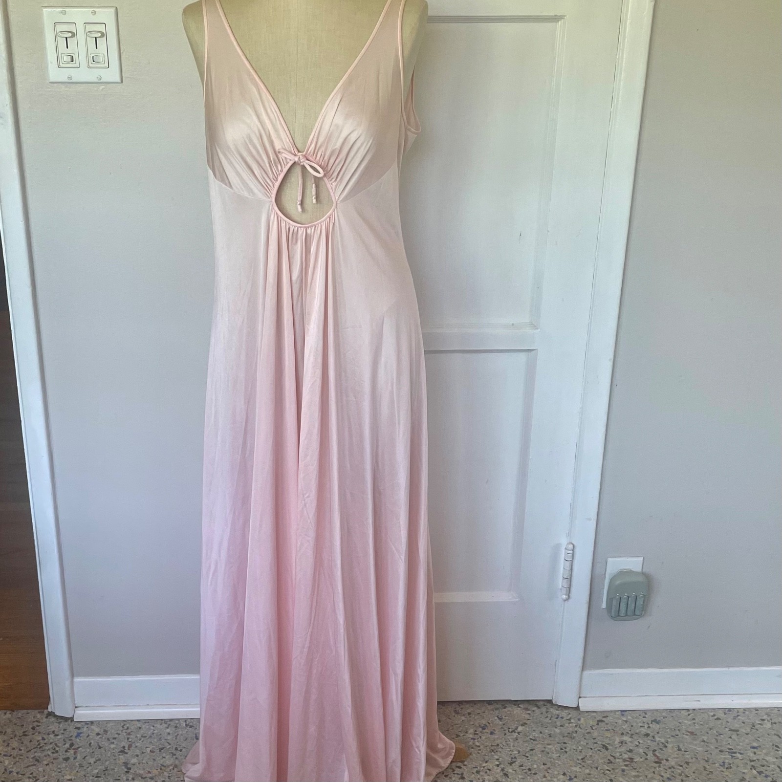 Vintage 1970 OLGA Nightgown, Keyhole Peachy Pink Lingerie Sleepwear Size M/L