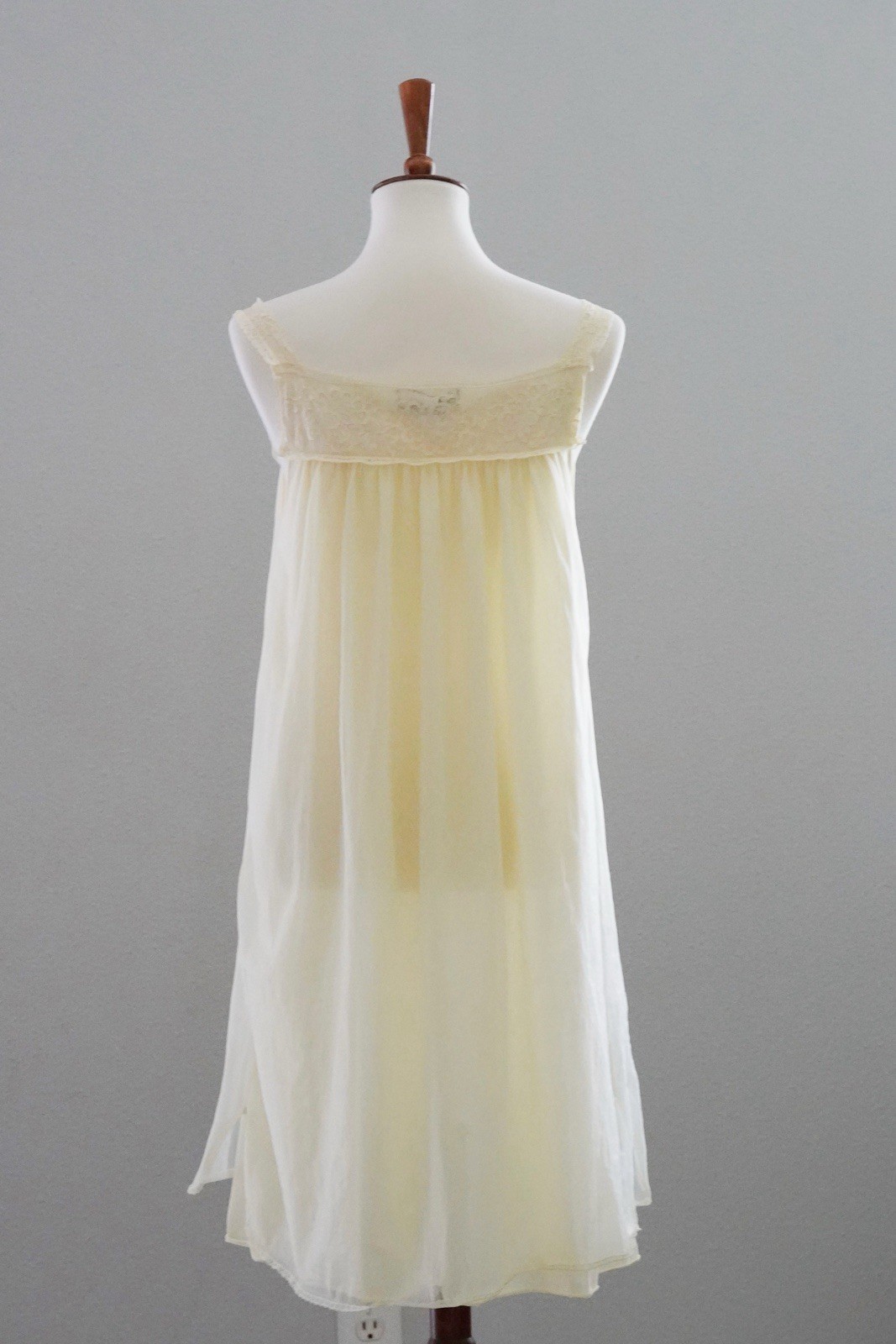 HOLLYWOOD VASSARETTE Lace + Nylon Nightgown Robe Peignoir Set Yellow – S Small
