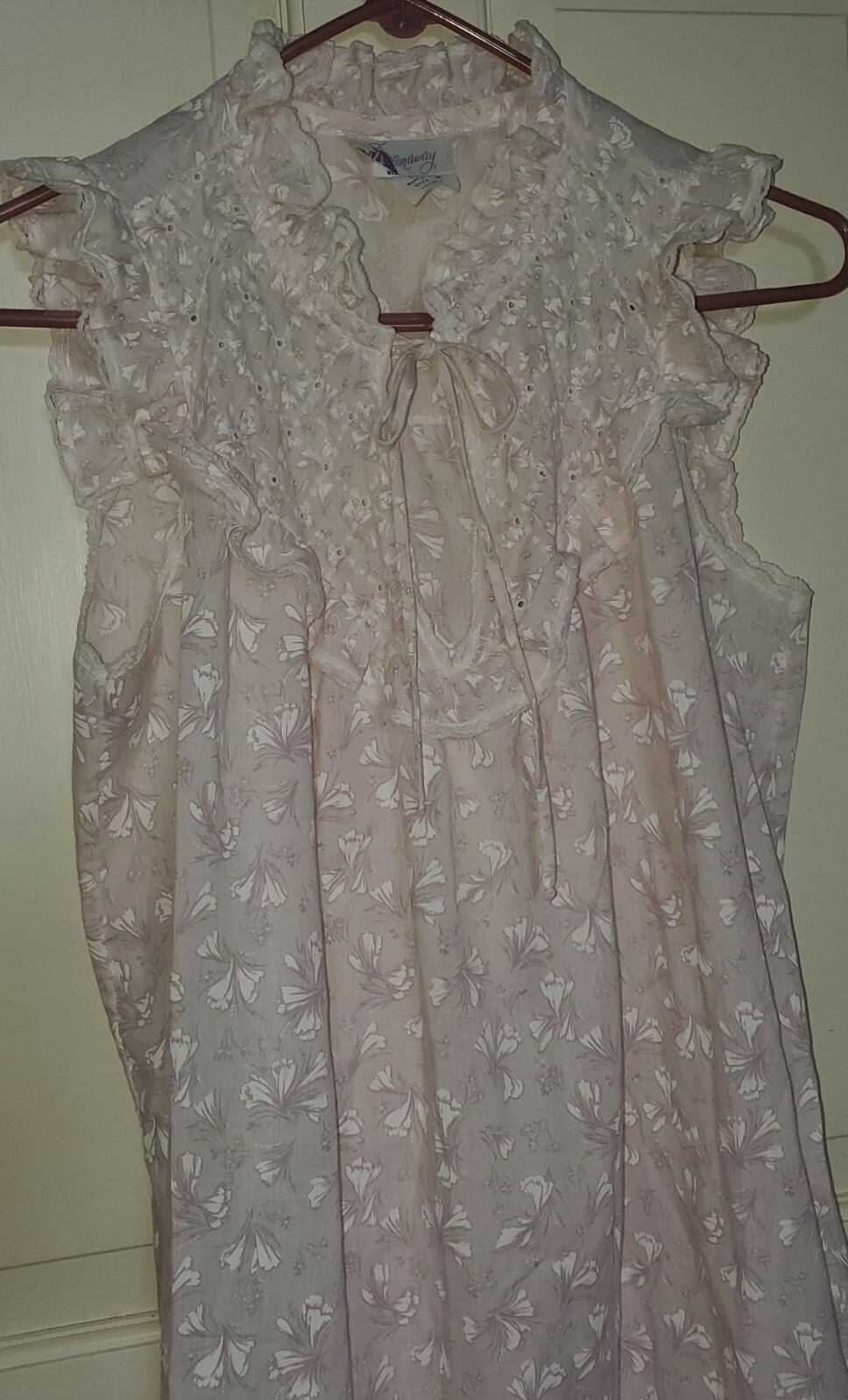 Women sz Medium ~ Vintage DREAMAWAY Cotton/Poly nightgown – Eyelet detail – EUC
