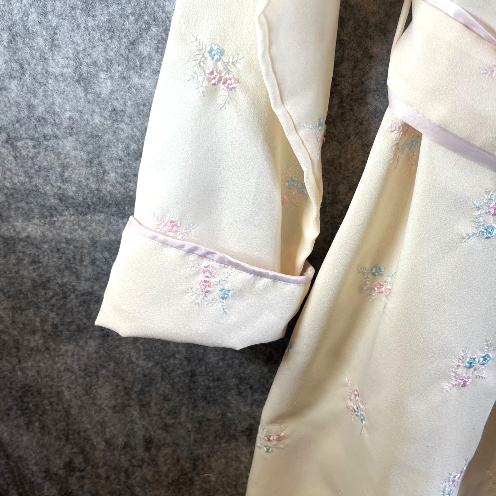 Vintage Ariel Embroidered Cream Robe Sz. S Belt Cuffs Pockets Long EUC