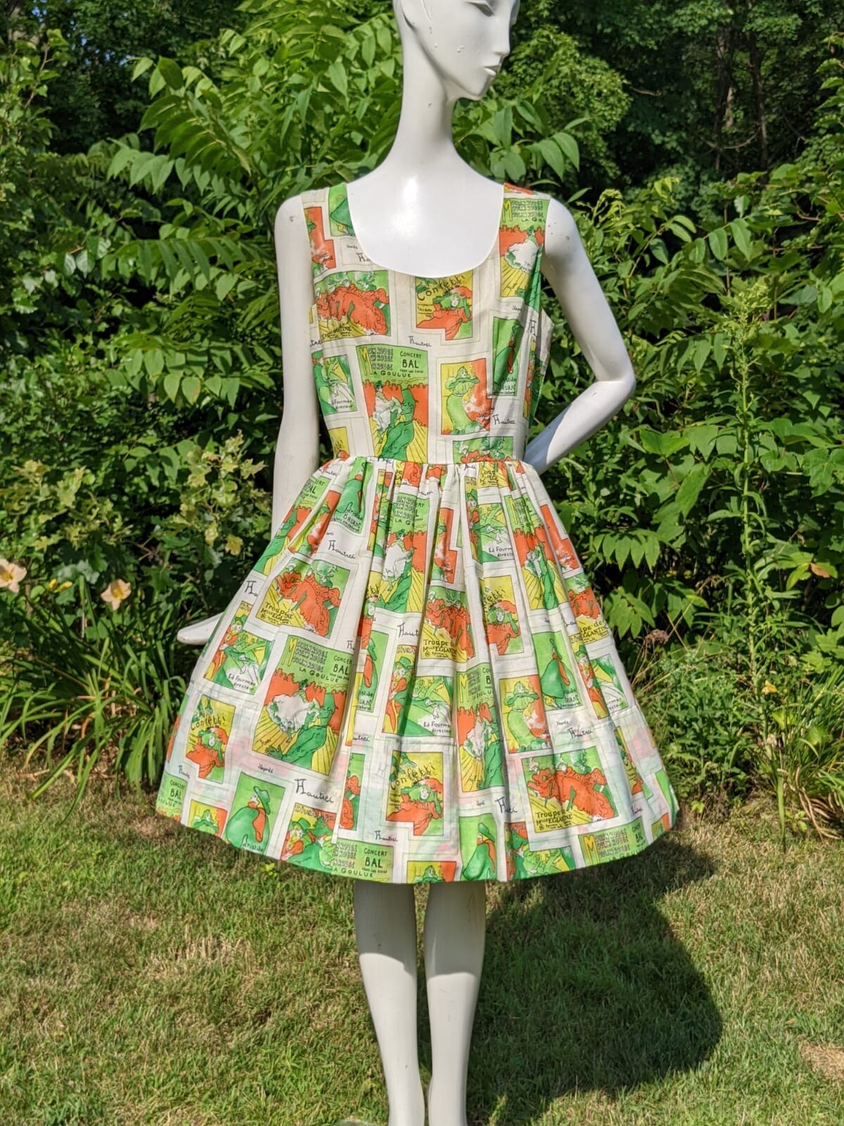 VINTAGE 1950’S COCKTAIL DRESS IN FRENCH MOULIN ROUGE POSTER PRINT 