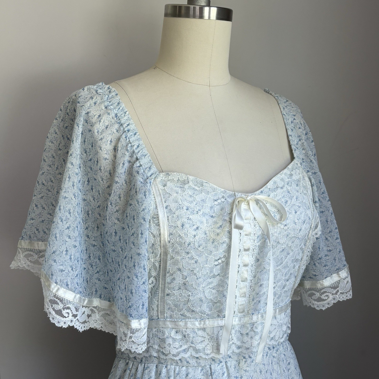 Vintage 1970’s Baby Blue Floral & Lace Cottagecore Prairie Maxi Dress XS