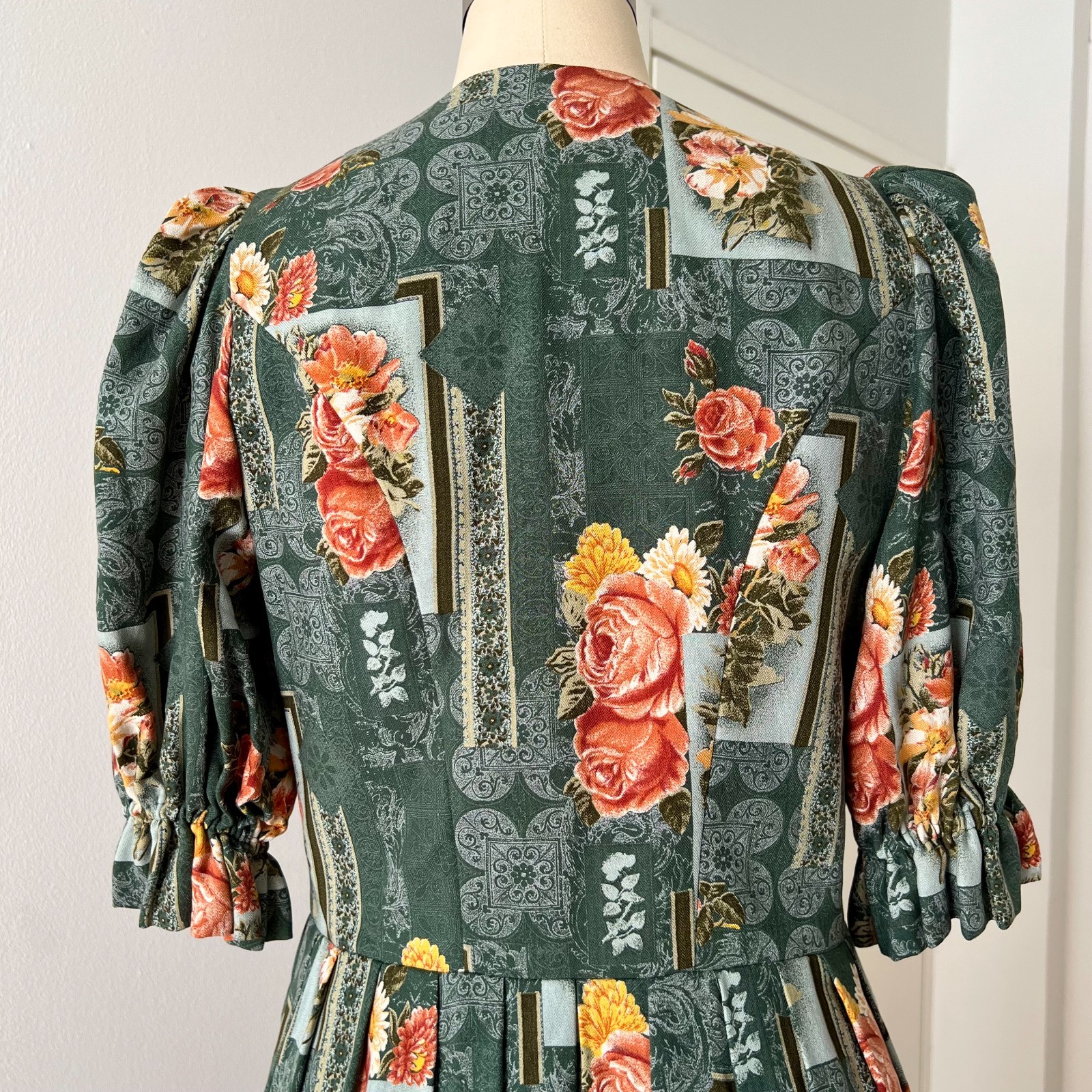 1980s Vintage German Dirndl Dress Floral Bavarian Folk Puff Sleeves Midi EU 40