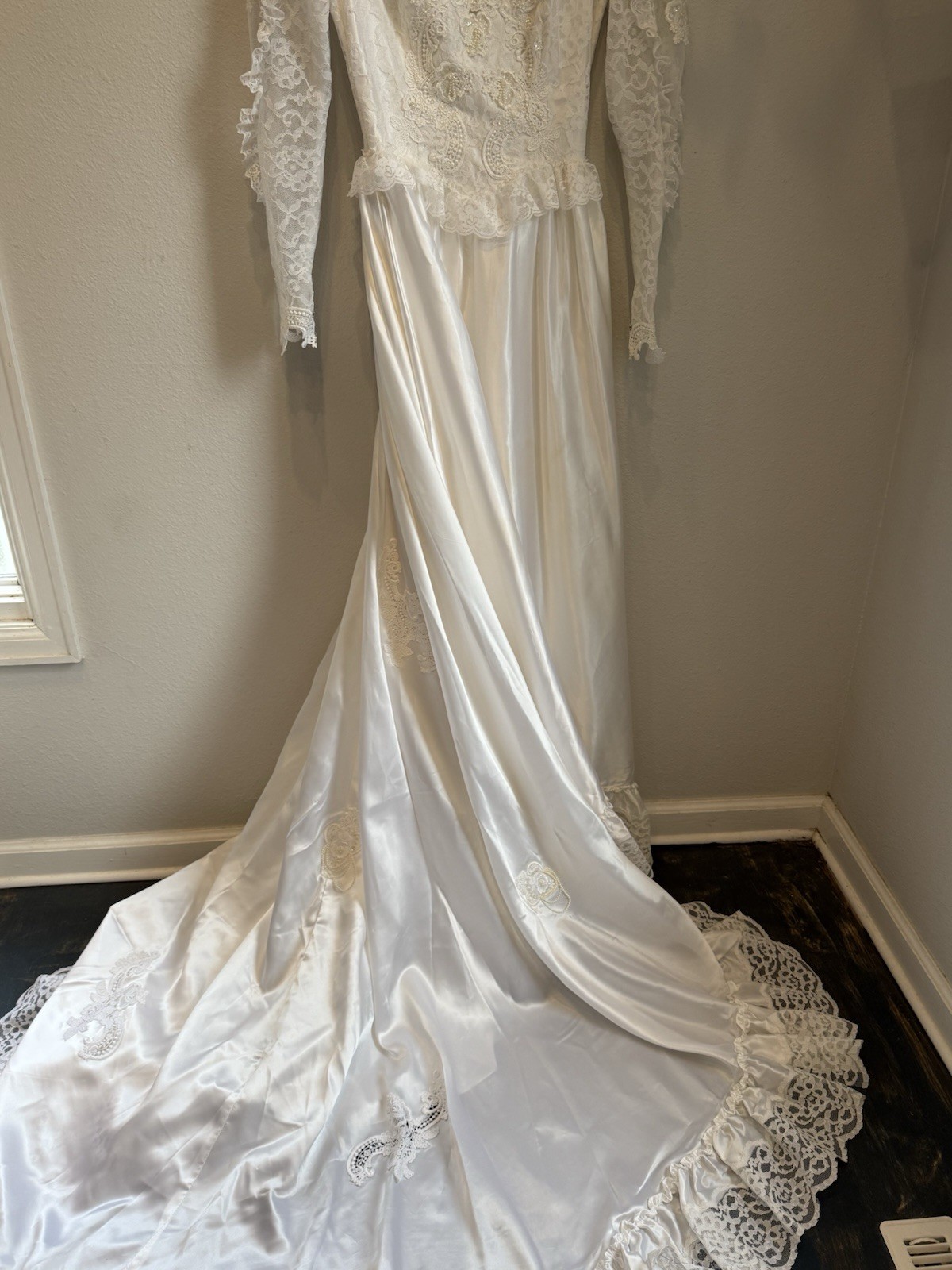 Vintage Bridal Gown Wedding Dress – White- Lace- Beautiful Detailing Medium 6-8