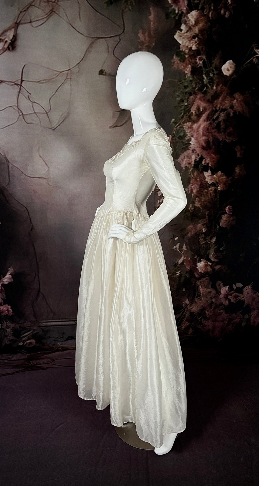 1960s Silk Shimmer Organza Wedding Dress W/Fitted Sleeves size 2/4