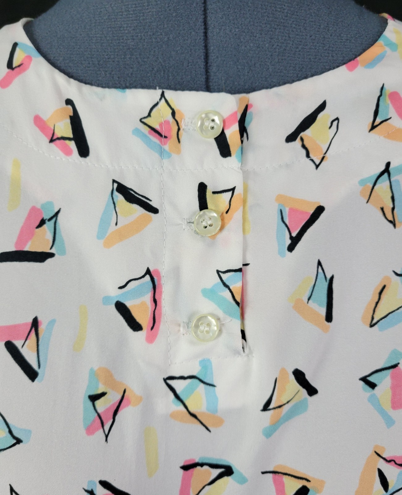 Vintage Alicia S/S Collarless White Blouse w Pastel Triangle Print Size 18