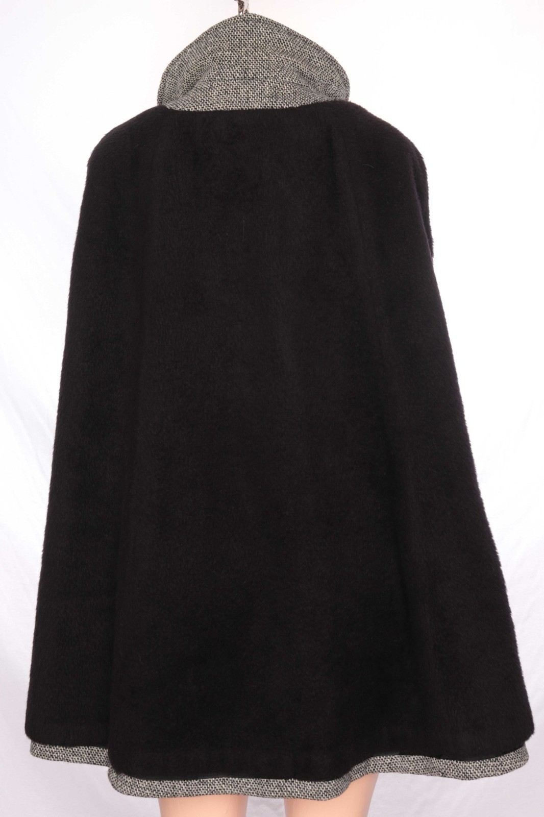 1970s Vintage Black/White Wool Tweed Cape Cloak Faux Sherpa Lining Fall S/M/L