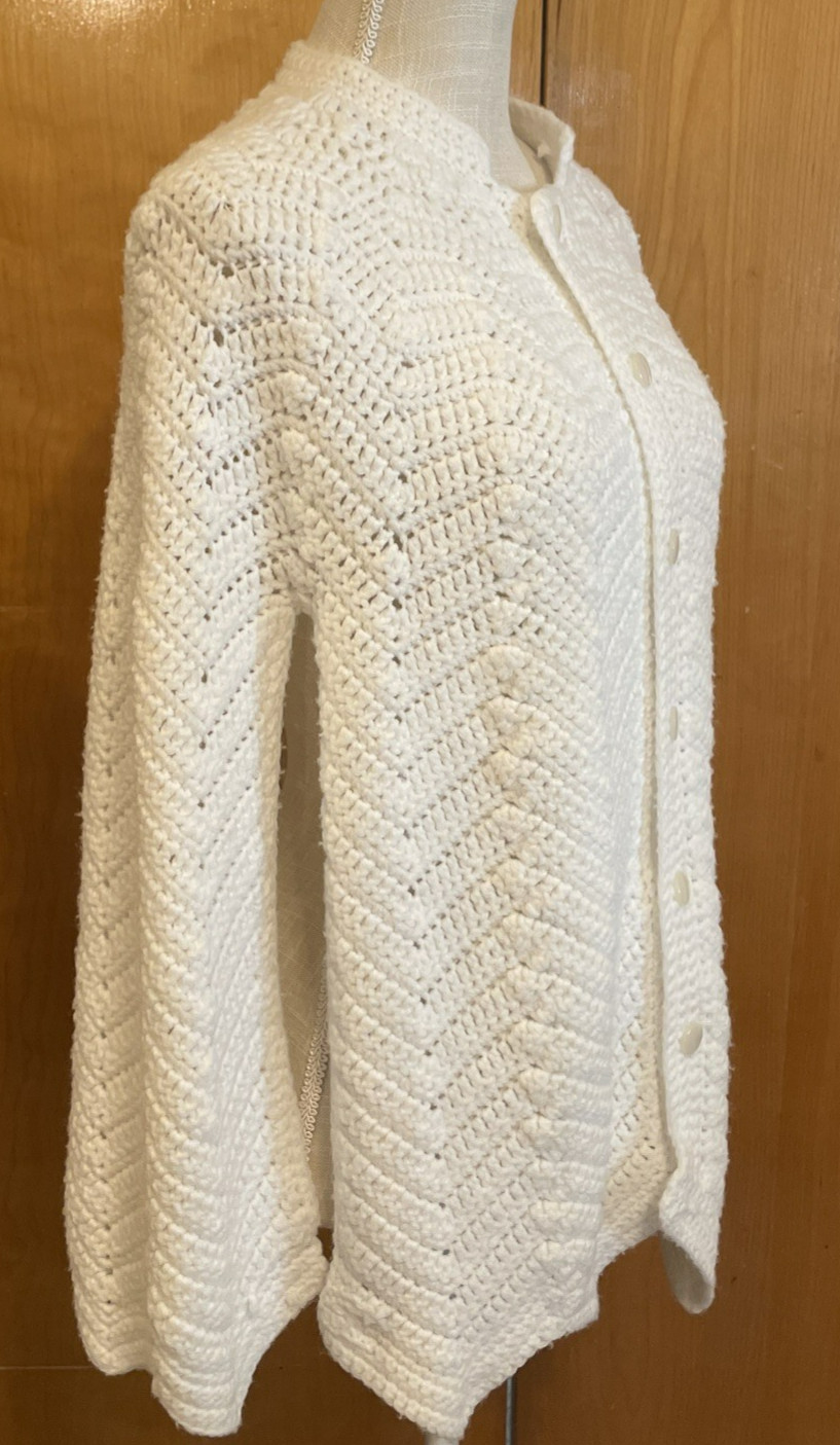 VTG 70s White Crochet Cape Shawl Poncho Retro Bohemian Hippie READ