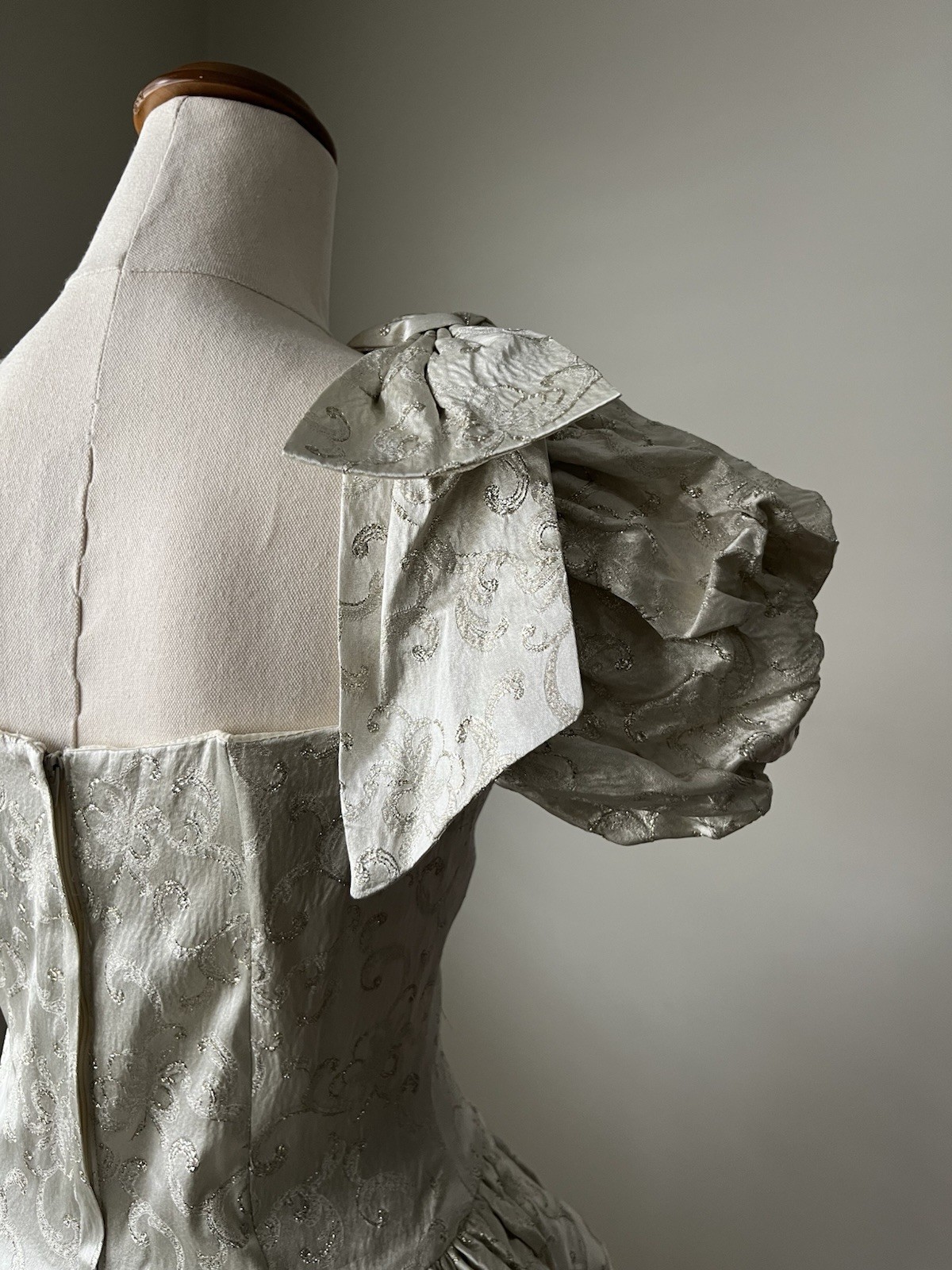 Vintage 1980s Jessica McClintock Bridal Gown Ivory Gold Metallic Brocade High Lo