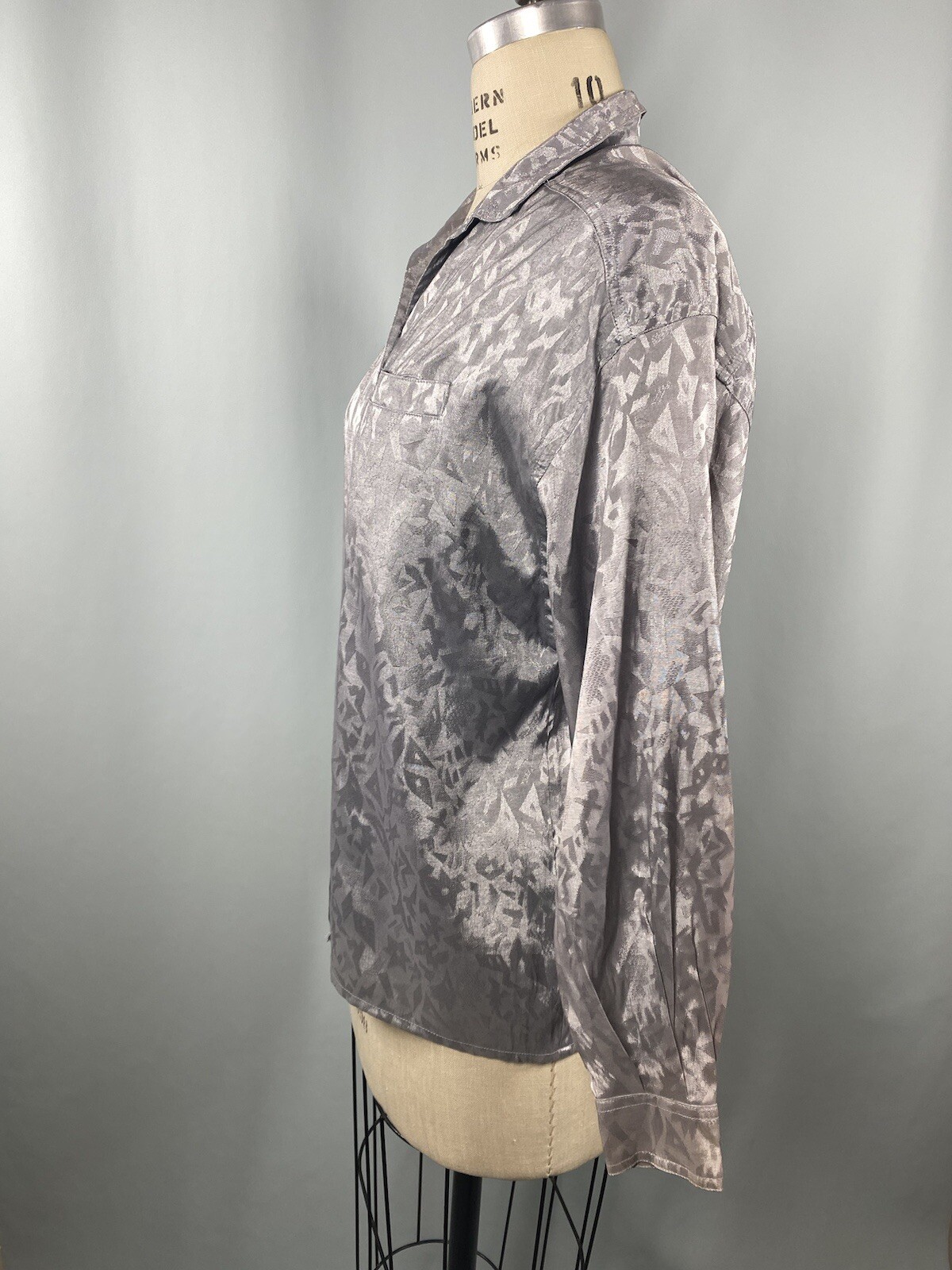 CHAUS Silver Jacquard Blouse Women SIZE MEDIUM gray 80s 90s rayon