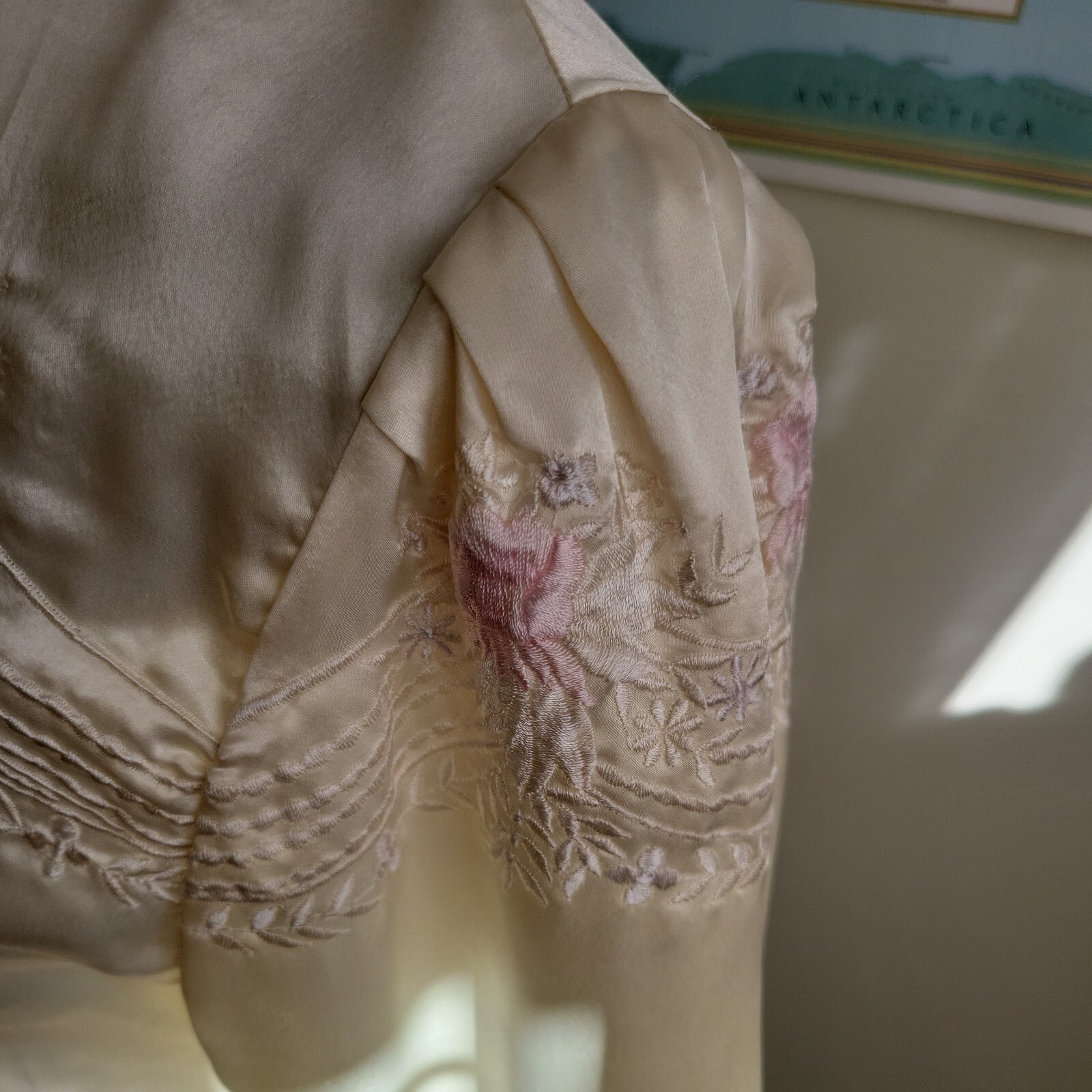 V5g 80s Victorian Blouse puff sleeve high collar embroidery satin