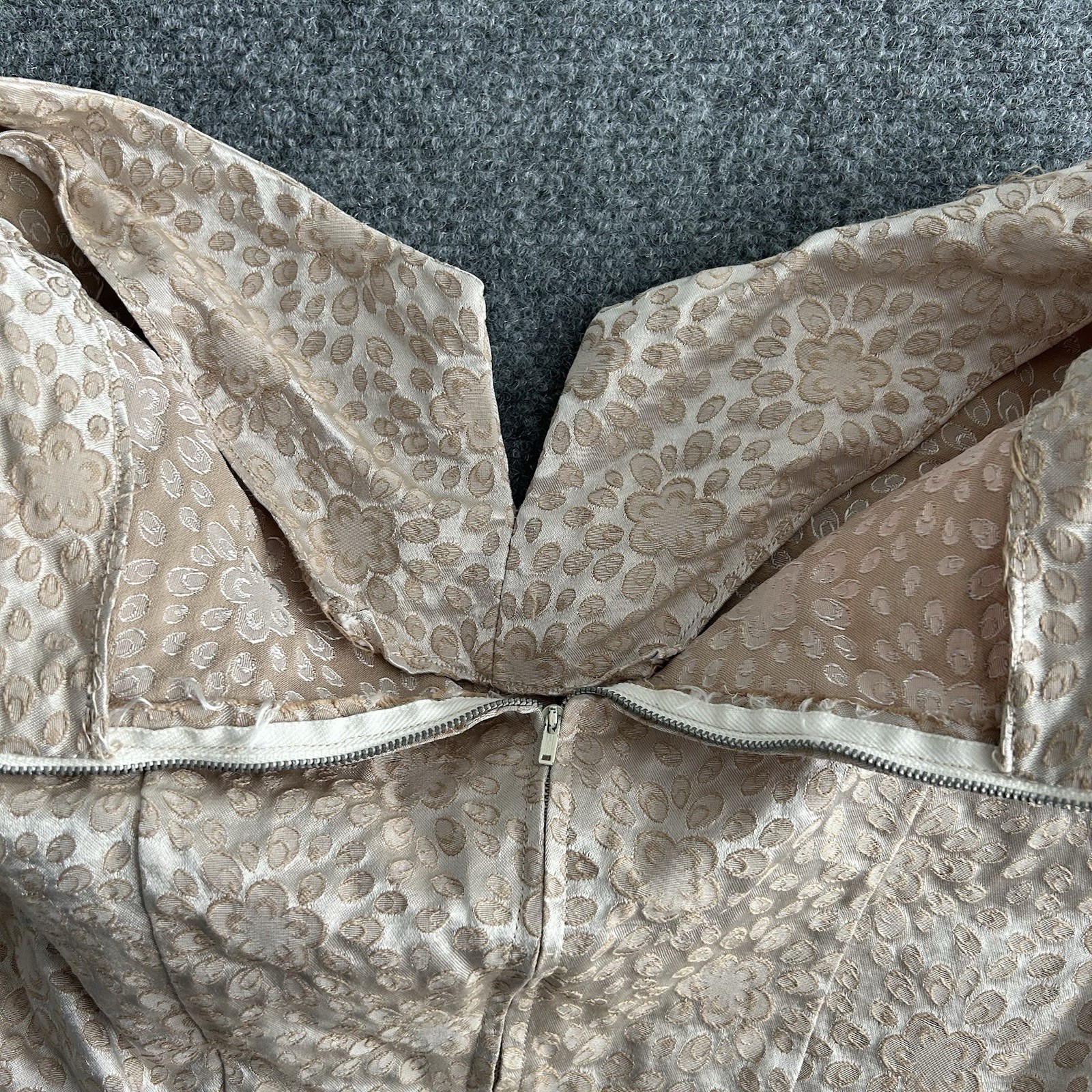 VTG 50/60’s Cream/Gold Jacquard floral zip dress Size 8 Hand made (flawed)