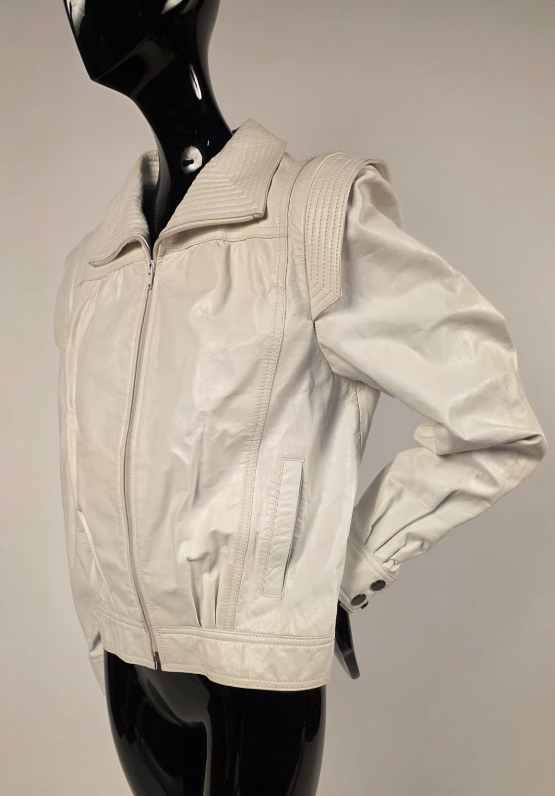 VINTAGE 1980’S WHITE PLEATHER JACKET W QUILT STITCH SHOULDERS + COLLAR