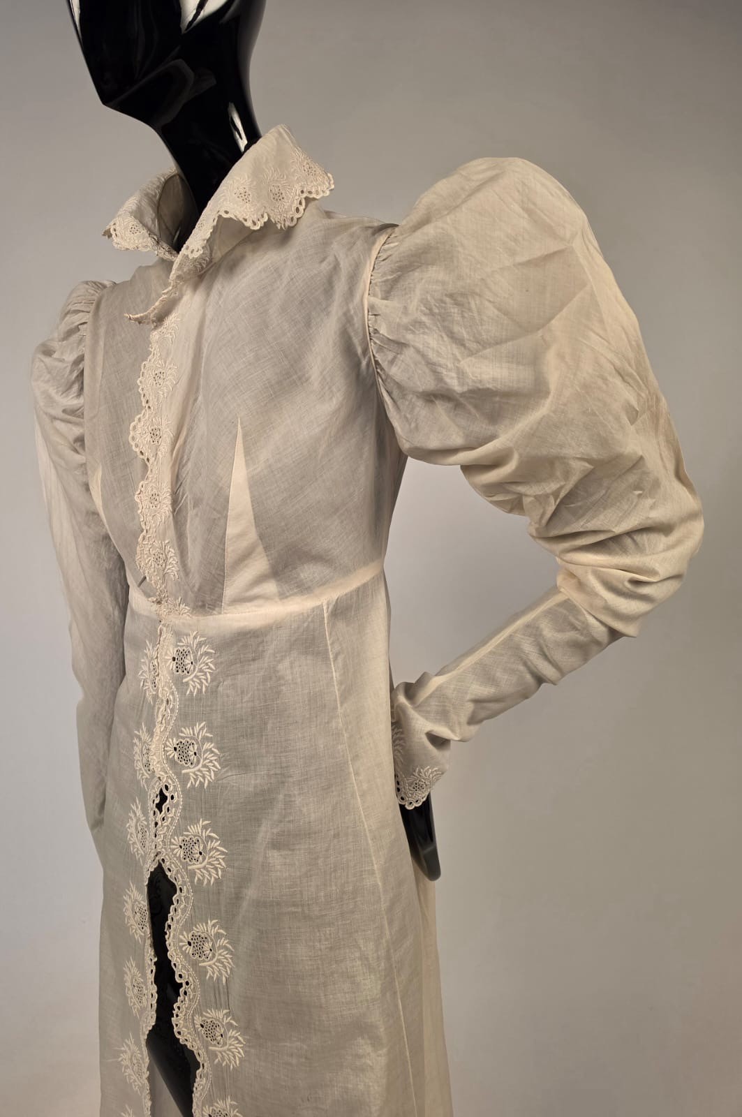 REGENCY 1815 HAND EMBROIDERED FINE COTTON DRESS W PUFF SLEEVES + STAND UP COLLAR