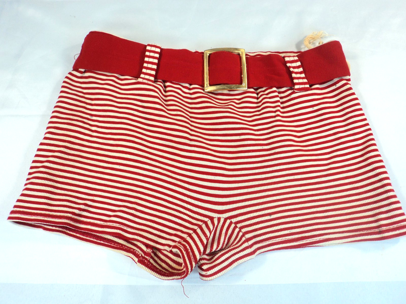 Vintage 50’s-60′ Women’s Red White Candy Stripe Belted Shorts Knit SZ M
