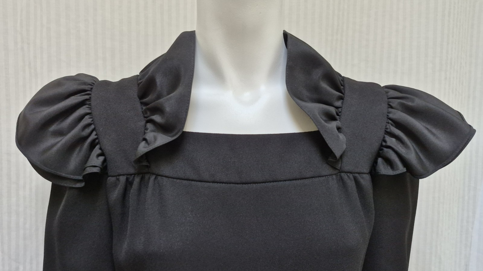 Vintage DAVID MORRIS Black Crepe DRESS w/ Ruffle Shoulders – Size S