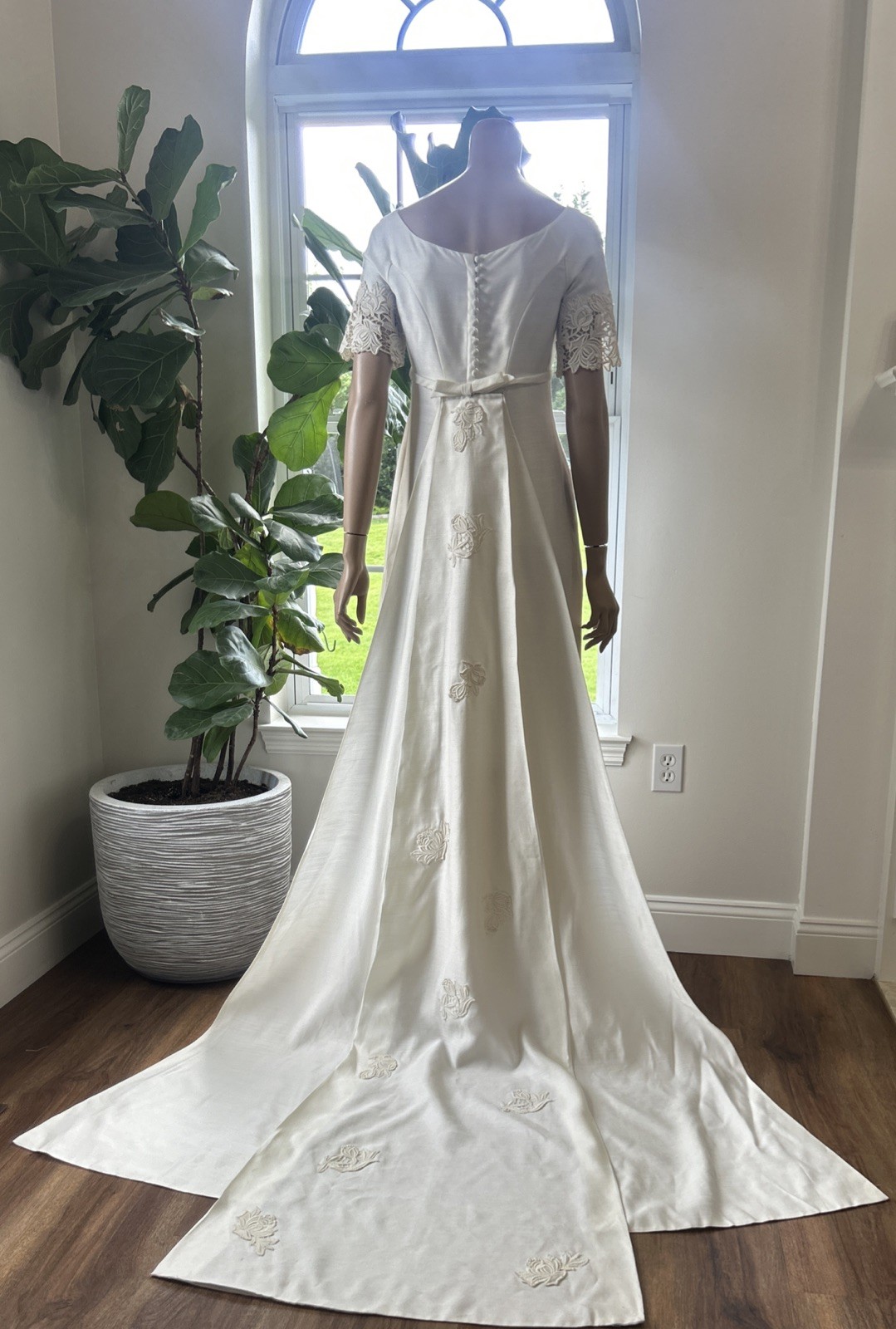 Vintage 1950’s Short Sleeved Ivory Linen Wedding Bridal Dress With A Train