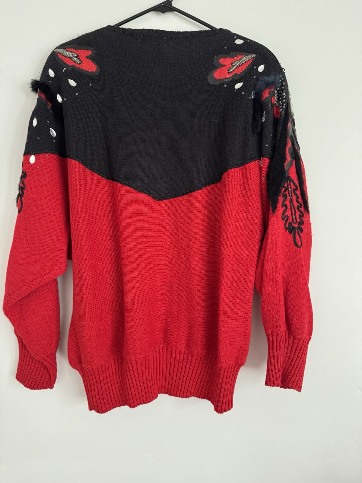VTG EMINENT SWEATER „M” CREW NECK SCHOULDER PADS BEADED WITH RED FLOWERS