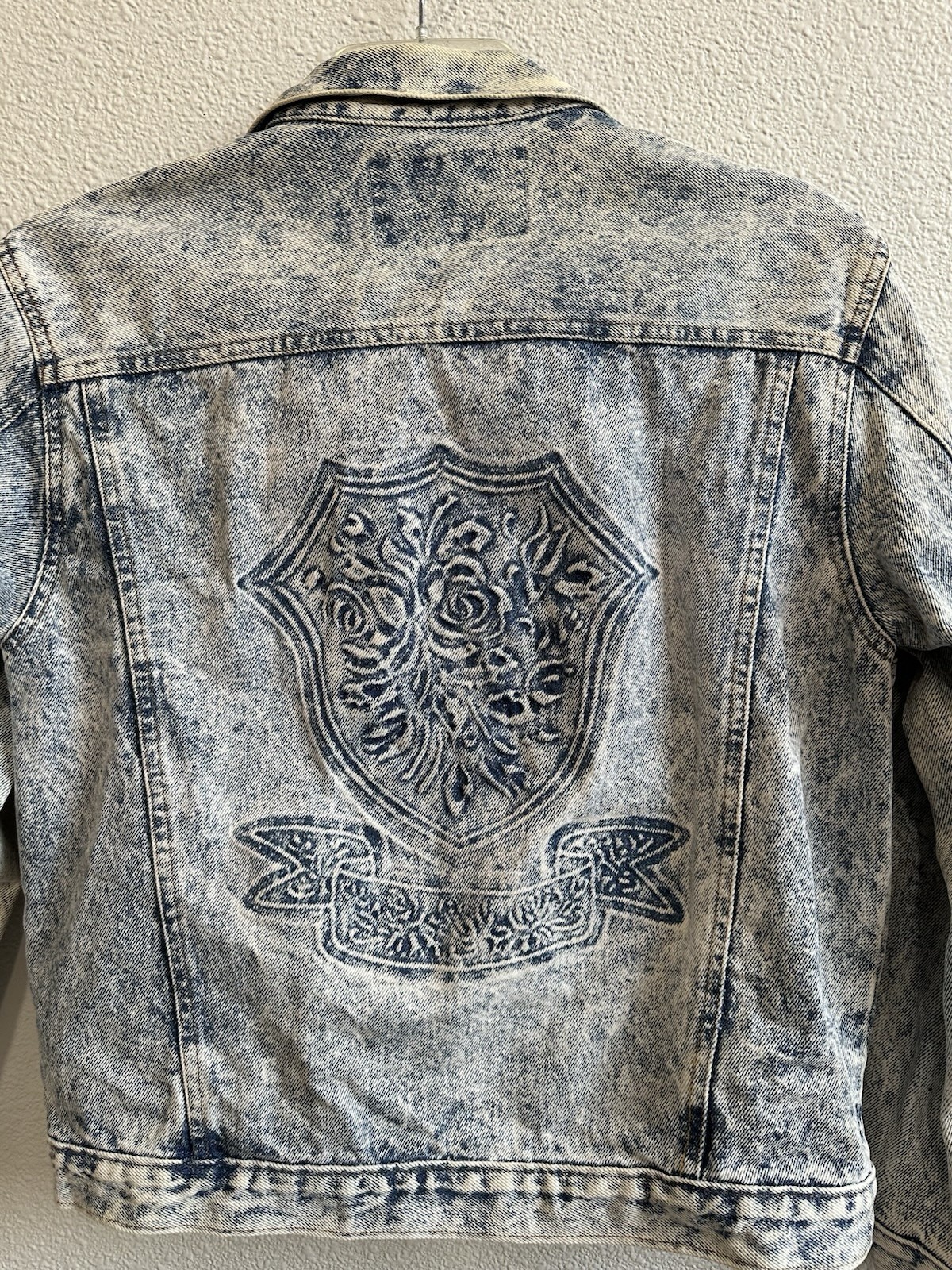 Vintage 80s Acid Wash Jean Jacket Embossed Floral Crest Denim Trucker Biker M-L