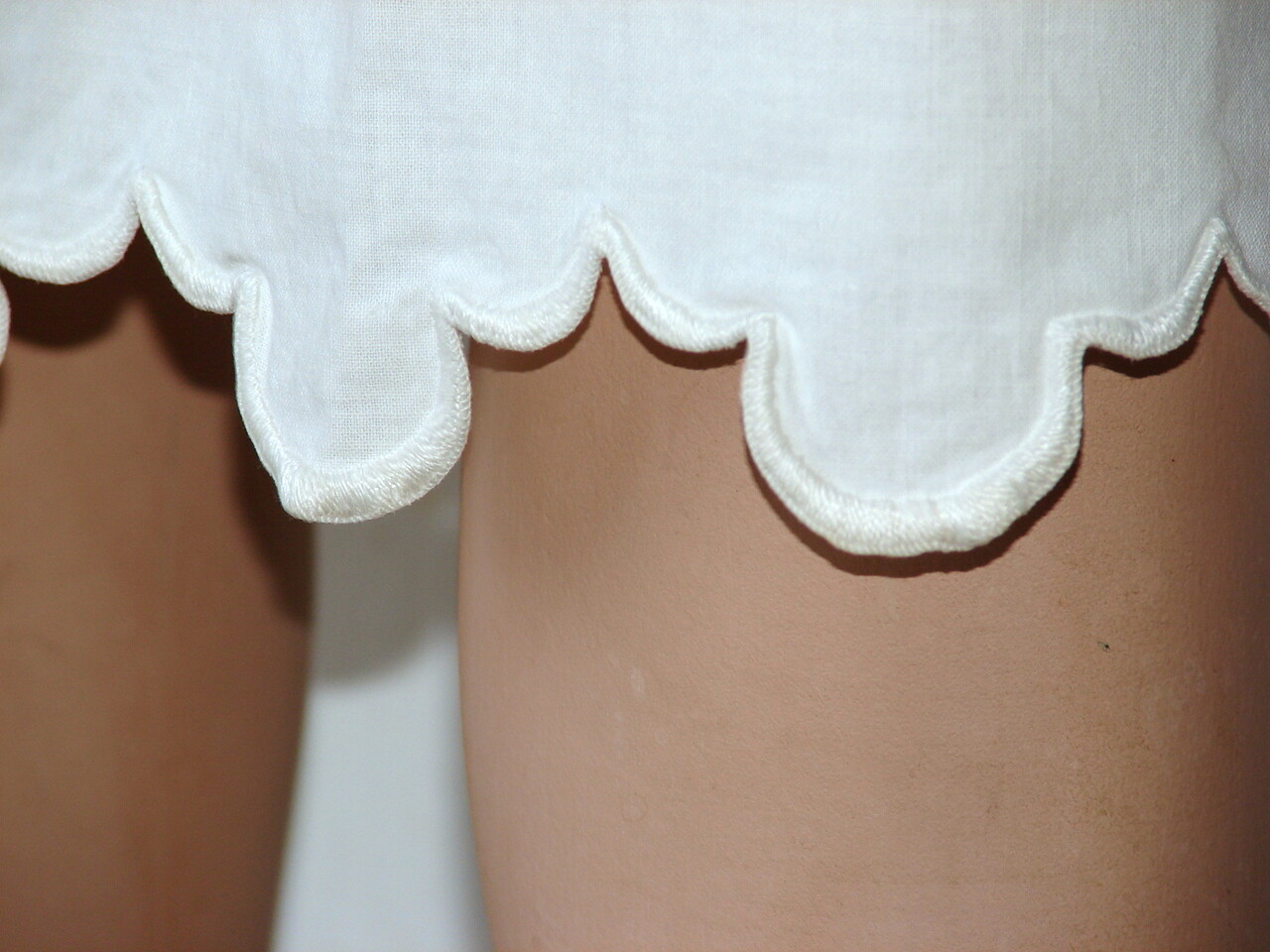 Vintage WHITE COTTON SKIRT w/Scalloped Embroidery & Drawstring Waist d2-8